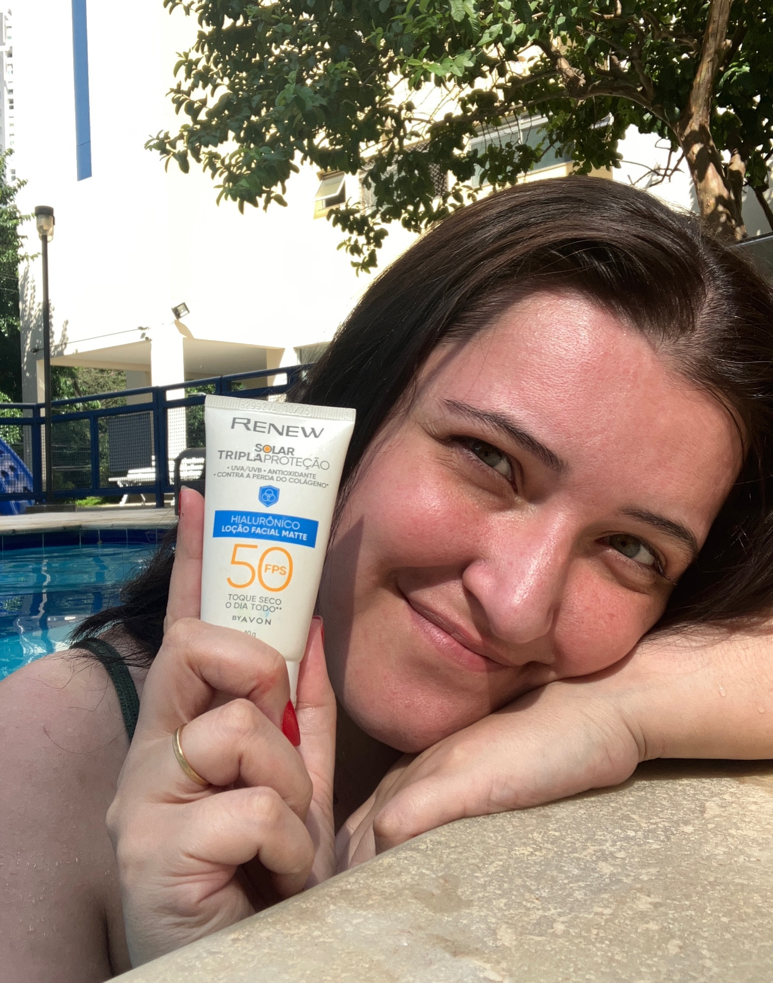 Eu tenho tendência a desenvolver acne por isso tenho muito cuidado com o protetor solar que uso. Esse protetor da AVON deixa a pele bem sequinha logo após a aplicação e não fez com que eu tivesse acne com uso diário. #acne #peleacneica 

#LTKbeauty #LTKswim