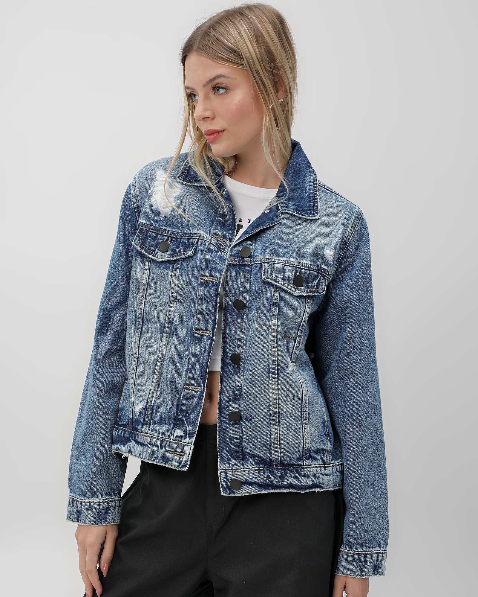 Jaqueta jeans feminina destroyed estonada denim claro | Pool by Riachuelo | Riachuelo (BR)