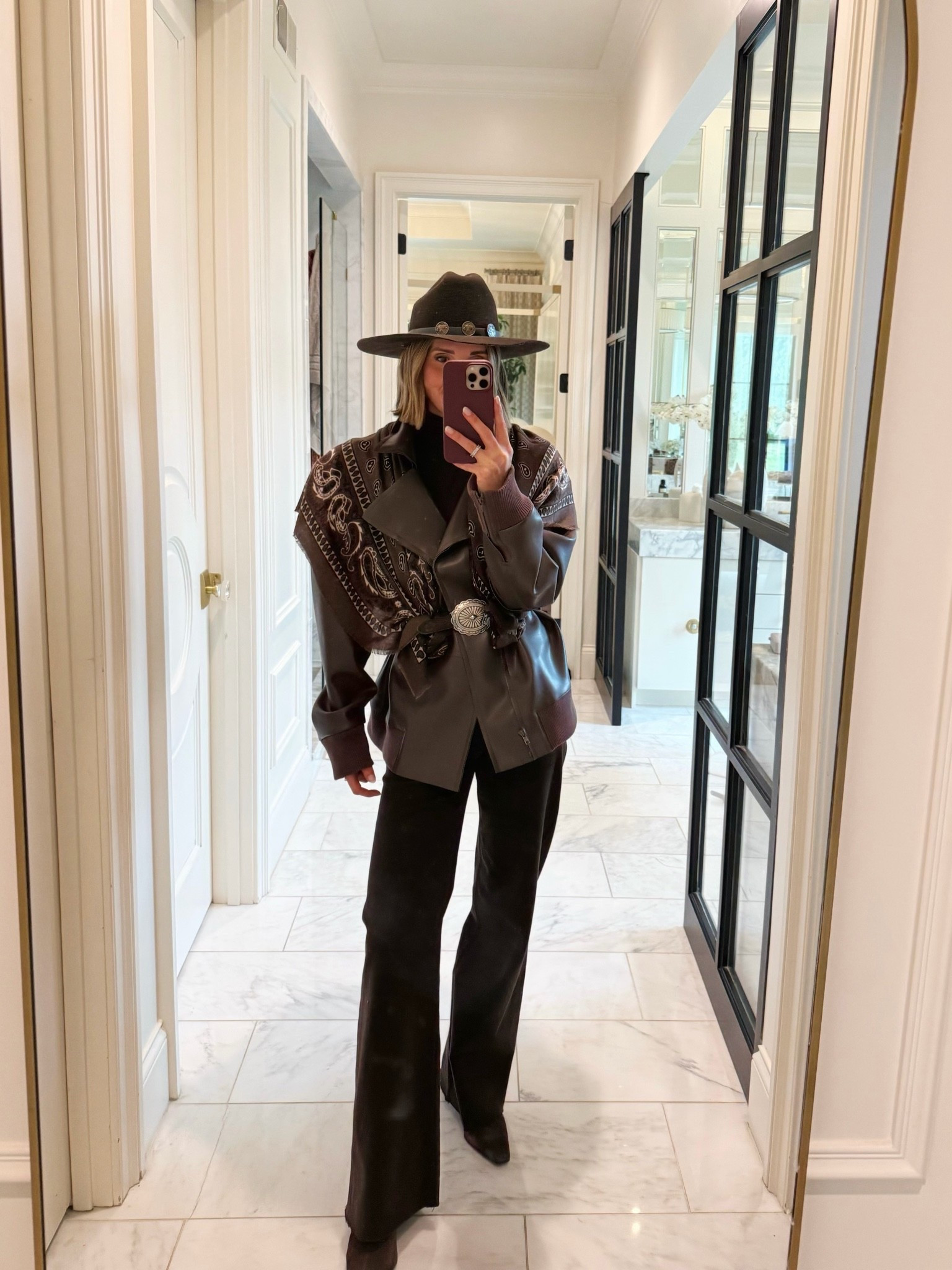Western OOTD! How fun is this look?! Love the oversized fit of the jacket. I’m wearing size small in the tops and 25 in the pants but size up it you are in between sizes