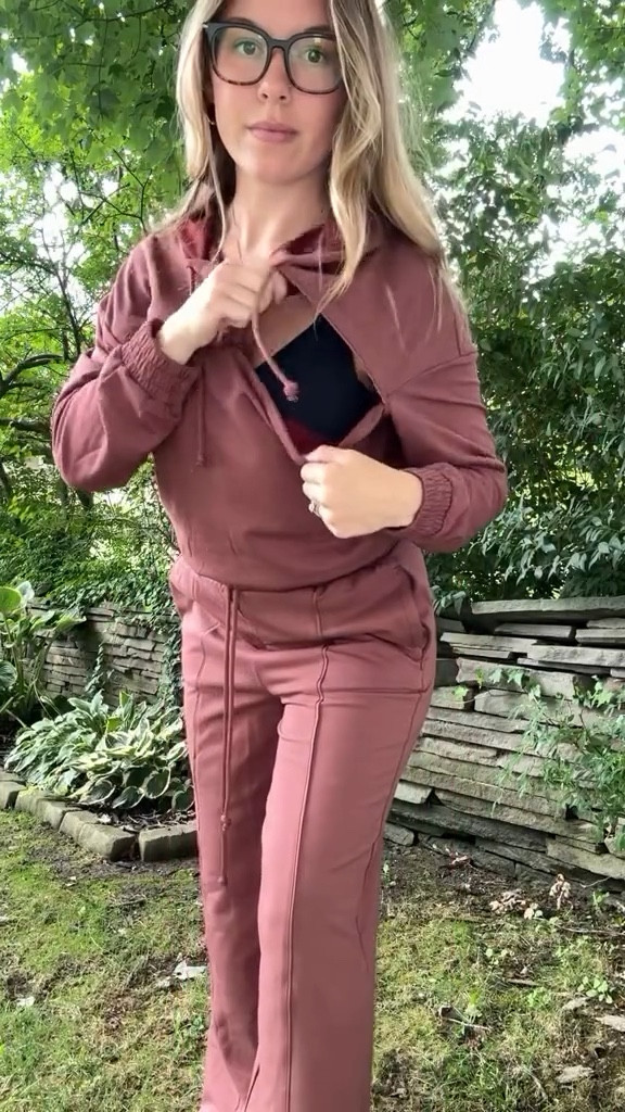 @kindredbravely just released their fall collection and it couldn’t be better.
I love this color (redwood), the cropped hoodie is the perfect length & has easy nursing access, the set is also fleece lined so it’s nice and warm / cozy.
Code MRSTIFFANYSULLIVAN saves🍁🍁🍁 
#kindredbravely #kindredbravelypartner #loungewear
 #cozy #fall #fallfashion #nursing #breastfeeding #momsofig #motherhood #loungeset #postpartum