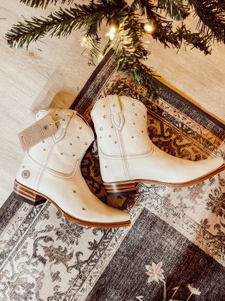 White booties with stars - gift idea - western boots 

#LTKshoecrush #LTKHoliday #LTKGiftGuide