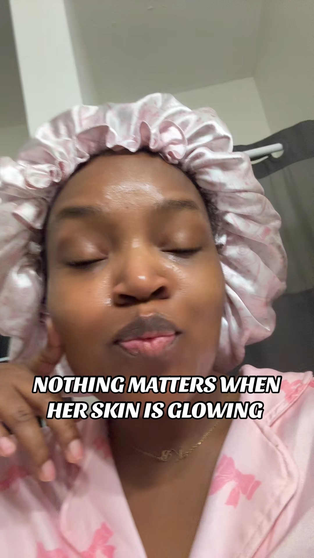 Last week my skin was literally FLAKING — that’s how DRY it was 😩
And now… less than a week later, my skin is GLOWING ✨

No shortcuts, no magic tricks — just being intentional and actually listening to my skin.

Here’s what I’ve been doing differently:
• Washing my face 3x a day
• Prioritizing hydration inside and out
• Drinking more juices
• Eating more fruits
• Trying new products that actually LOVE my skin

This is your reminder that your skin can change quickly when you give it what it needs. Consistency, hydration, and gentleness really do matter.

#SkinGlowUp #DrySkinJourney #GlowingSkin #SkincareRoutine #HydratedSkin #WinterSkinCare #SkinBarrierCare #SelfCareSeason #HealthySkin #LTKBeauty #LTKSkincare #SkincareFinds

#LTKselfcare #LTKdayinmylife #LTKmorningroutine