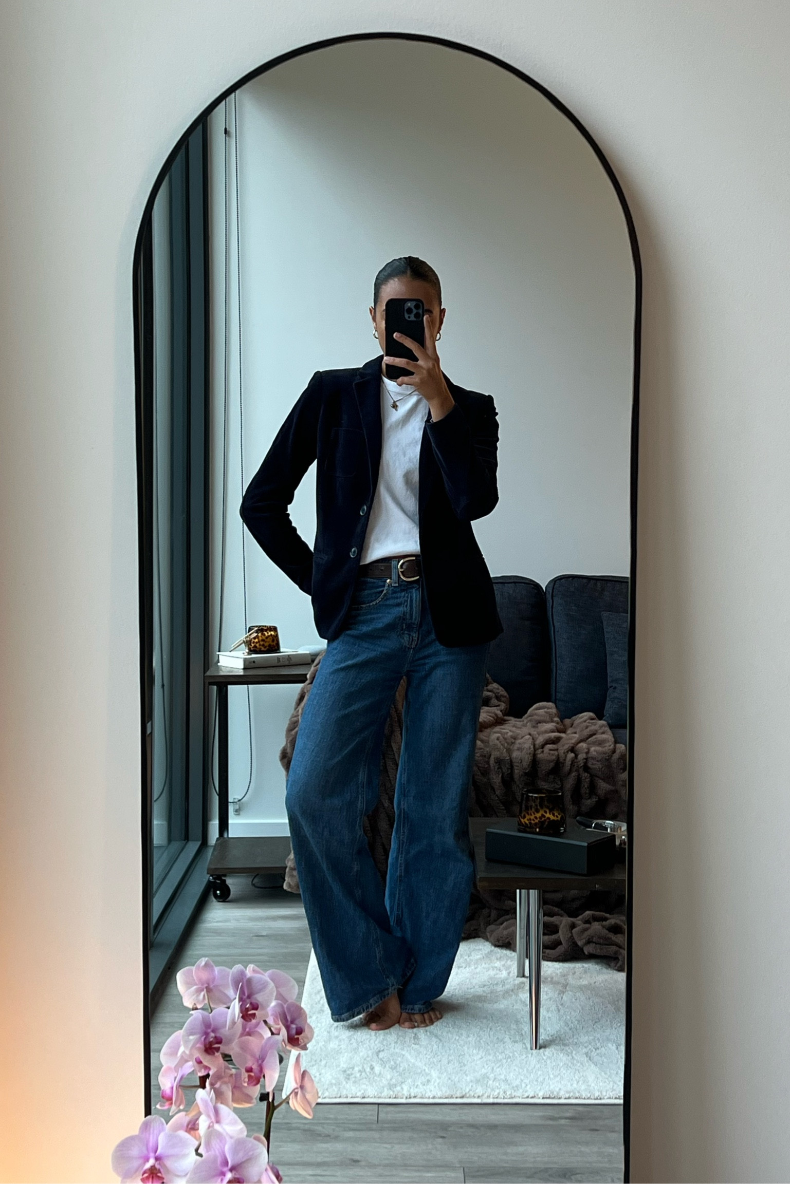 blazer - Tommy Hilfiger
jeans - H&M
white shirt - Uniqlo 

(linked similar)
