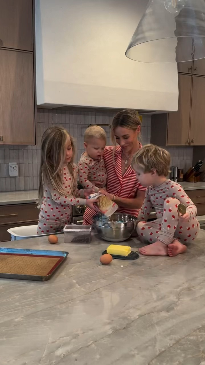 the best nights end with 🍪 also this depicts my kids personalities soooo accurately ha🤣 couldn’t resist this matching 🍄🍄🍄print from @hannaandersson #lifeinhanna #hannapartner