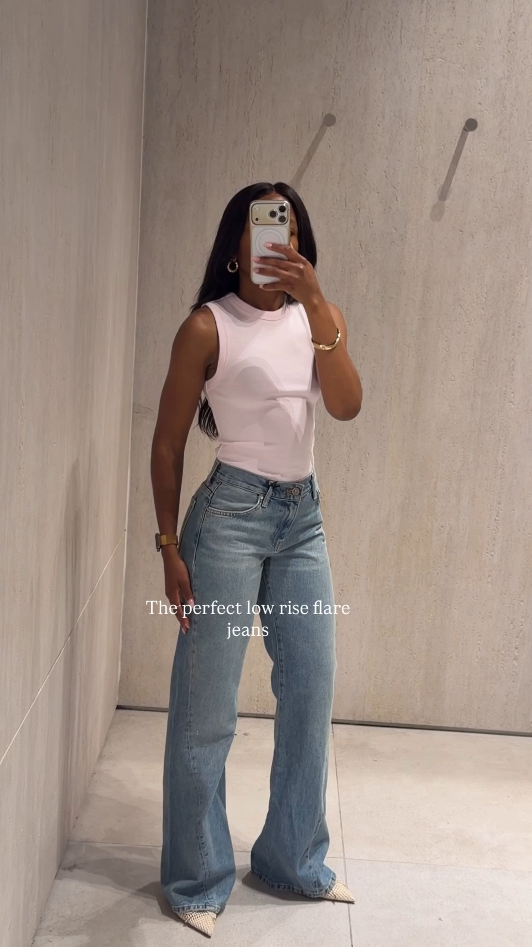 Zara low rise Flare jeans paired with a basic fitted tank 🤍 A flattering everyday denim option that works with sneakers, sandals, or heels. 

Tried these in size EUR 34 and they fit true to size 

#zarajeans #lowrisejeans #zara