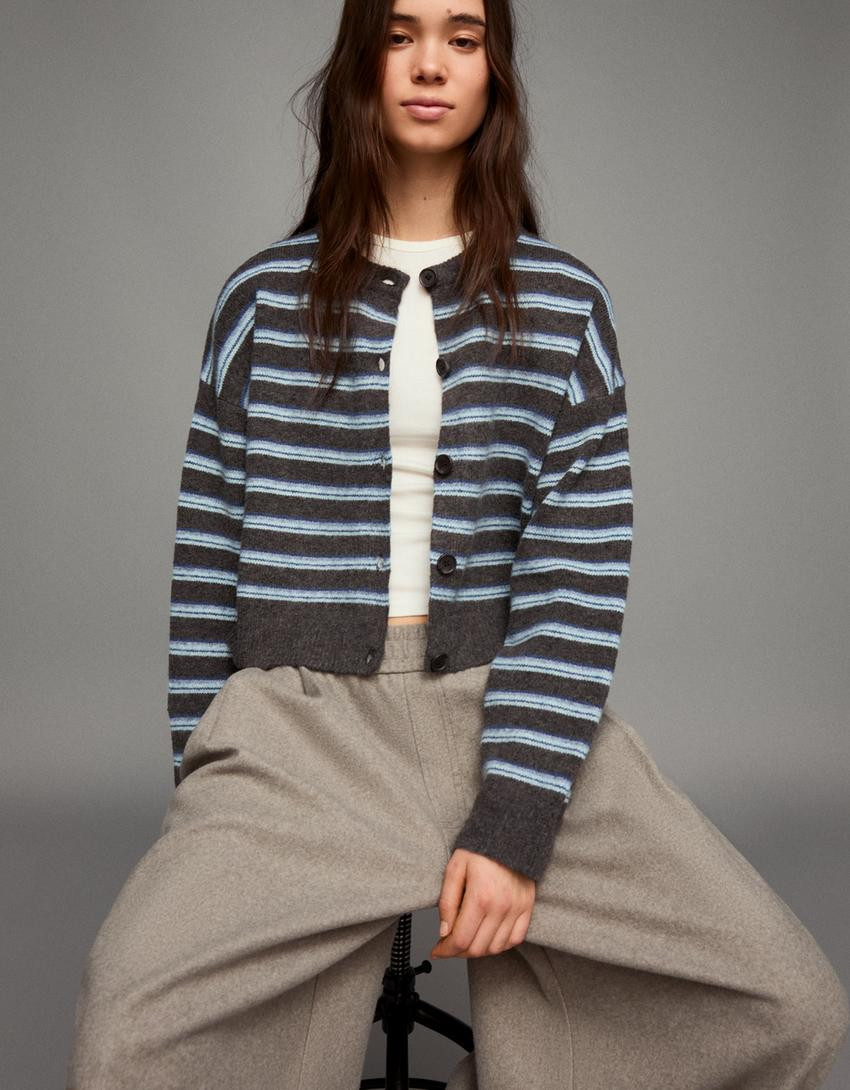 Gestreifter Cardigan mit Knöpfen - Pullover und Strickjacken - Damen | Bershka DE