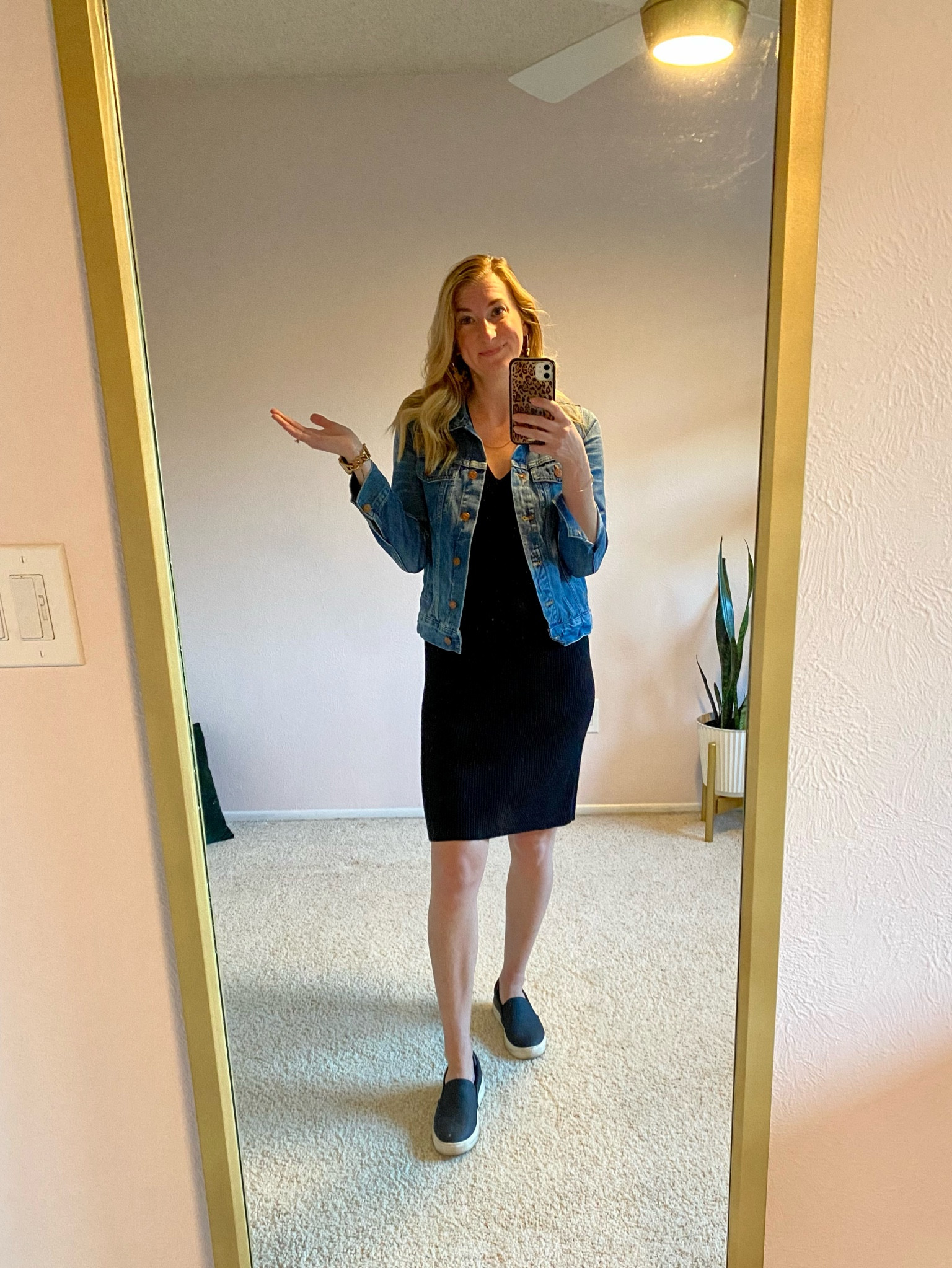 Why do the weekends go so quickly but 4th period feels like it lasts an eternity? 
This jean jacket is a MVP in my closet. I recommend sizing up ⬆️ #schoolpsychstyle