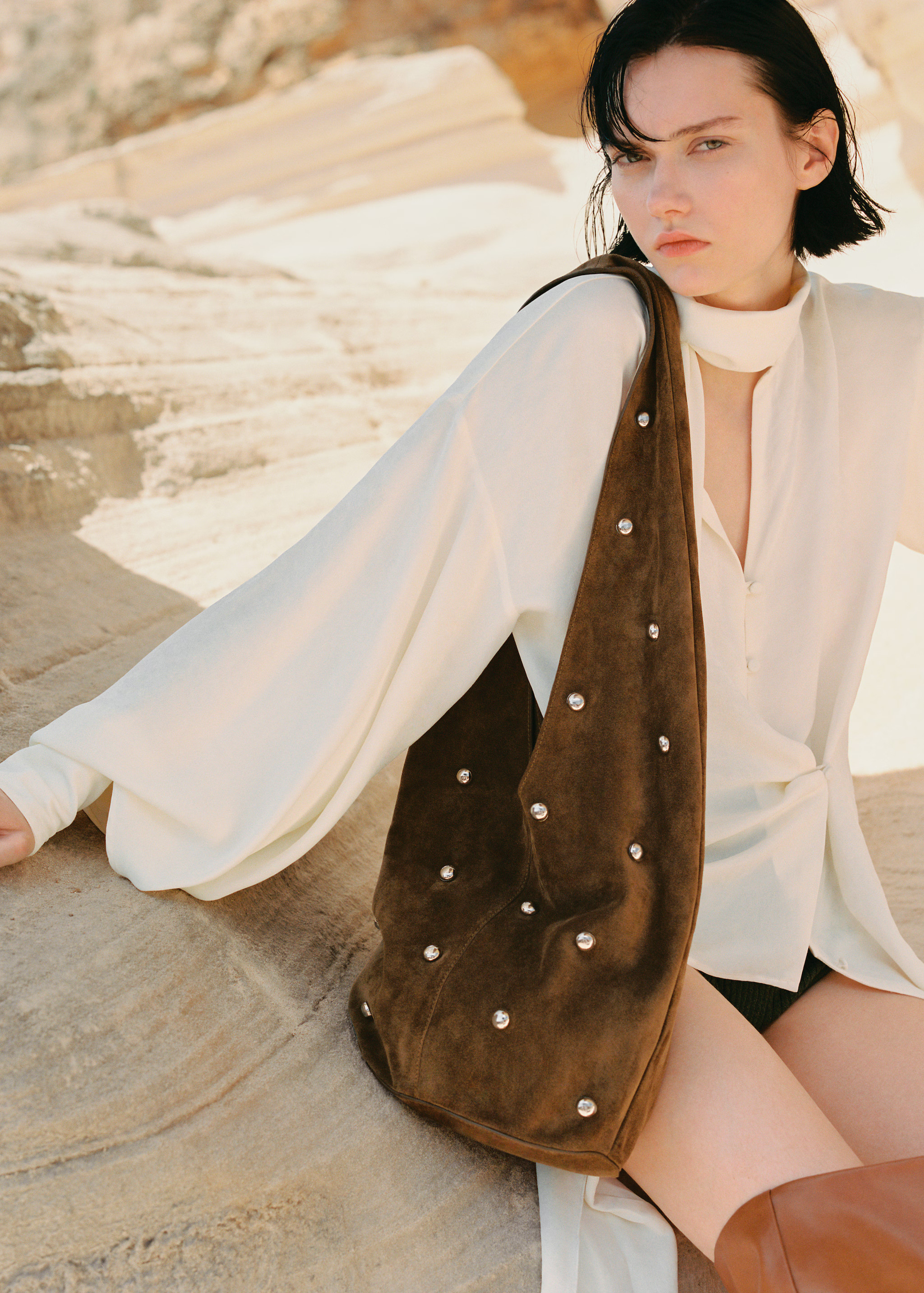 Sac clouté cuir suède - Femme | MANGO France métropolitaine | MANGO (FR)