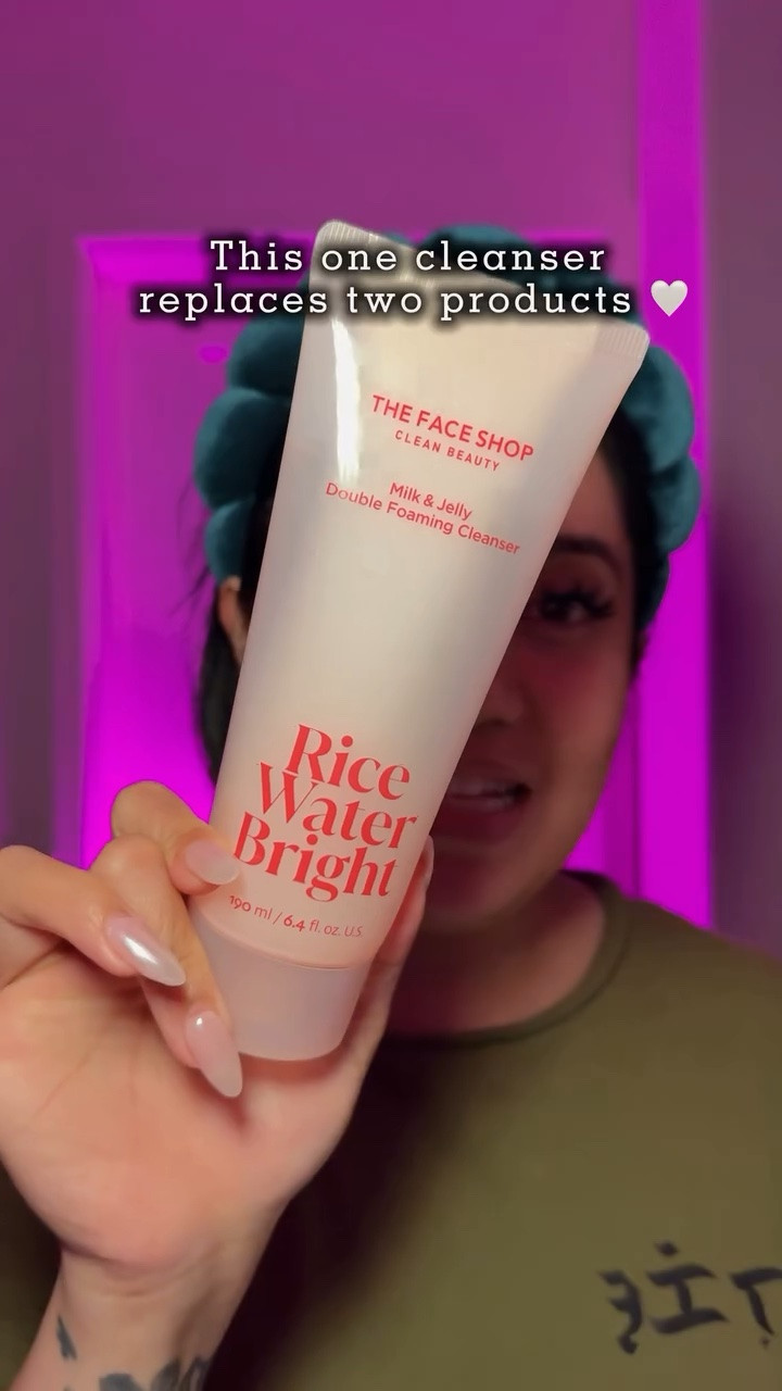 Double cleansing just got so much easier. 🤍 The Face Shop Milk & Jelly Double Foaming Cleanser from the Rice Water Bright line is literally one product doing the job of two — your first AND second cleanse in one tube.

One squeeze gives you the perfect amount. Apply it on dry skin first, add water to emulsify, and it foams up without stripping your skin. No tight, dry feeling after — just soft, hydrated skin. 🌾
This is the cleanser for anyone who wants a simplified routine without sacrificing results. @thefaceshop 
✨ Rice water skincare | double cleansing | foaming cleanser | clean skincare routine

#DoubleCleansing #RiceWaterSkincare #FoamingCleanser #TheFaceShop #MinimalistSkincare