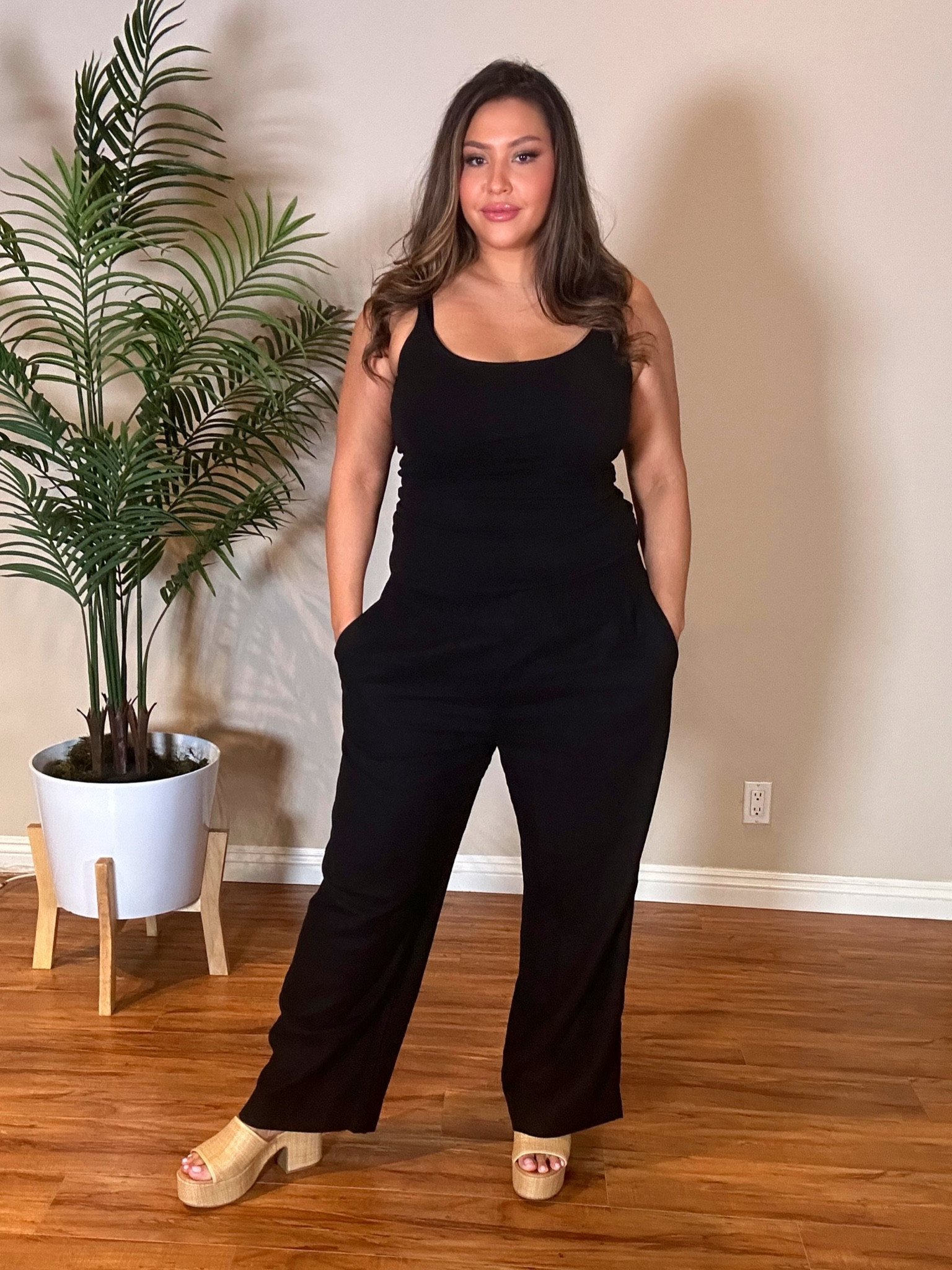 The best linen pants at an affordable price. They do run long FYI, I am wearing a size XL here and I am 5’9. I paired them with some cute raffia wedges. Only down side is that there is no drawstring. 