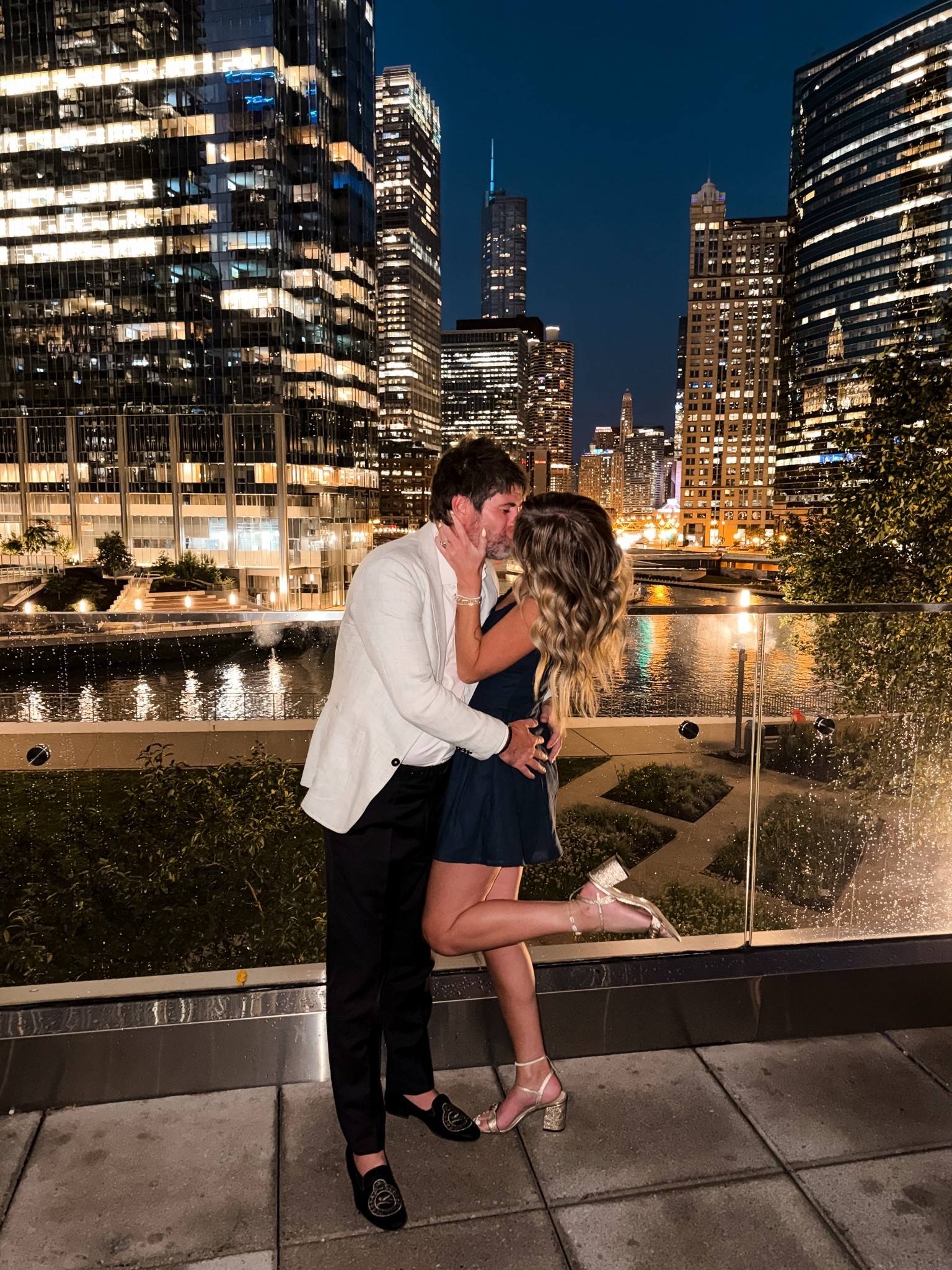 Date night outfit ideas in Chicago 
Navy linen style dress and gold Gucci sandals 
Outfits for summer dates