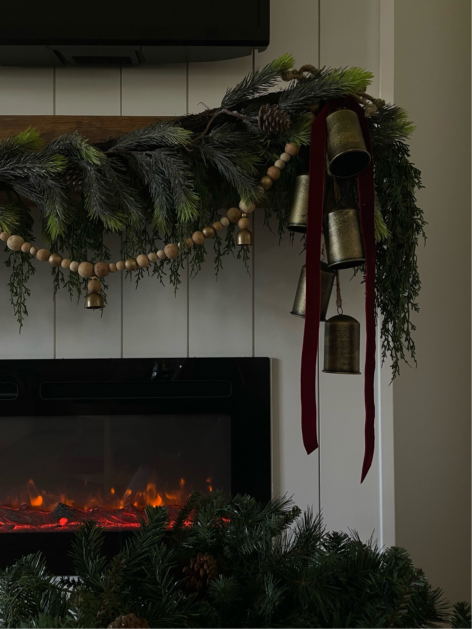 Christmas mantle decor.


Christmas garland. Christmas brass bells. Neutral Christmas decor. Target. Amazon

#LTKSeasonal #LTKfindsunder50 #LTKHoliday
