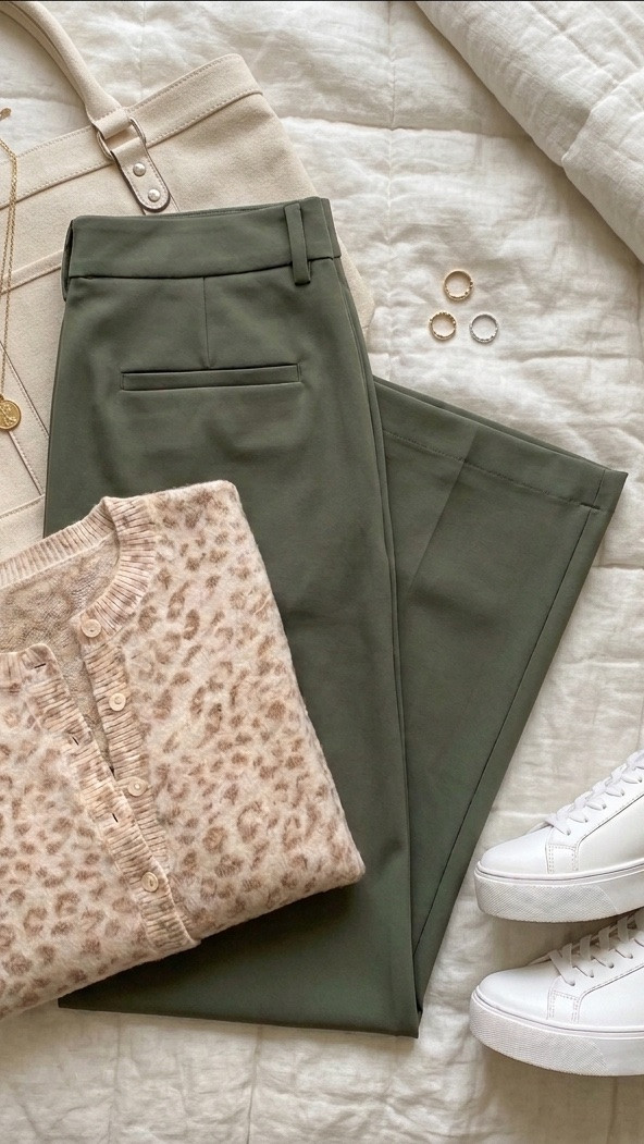 POV: You found the ultimate “commuter-chic” work pant. 🚋✨

Taking my @halara_official Flex™ DayStretch High Waisted Pocket Straight Leg Work Pants on a work trip to San Francisco. 

I’m obsessed with this Deep Aquamarine shade. It’s the perfect way to break up my usual neutrals while staying professional.

#halara #workootd #businesscasualstyle #halaraworkpants #workpants