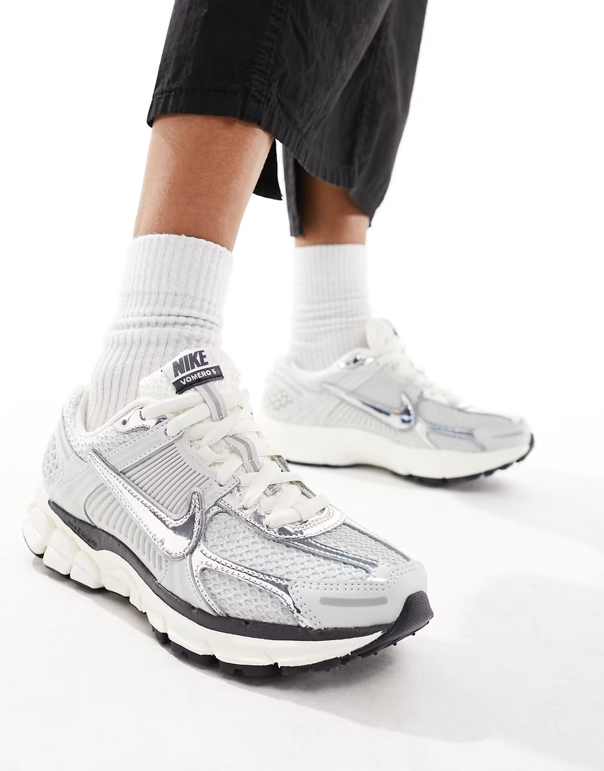Nike Zoom Vomero 5 sneakers in gray and silver | ASOS | ASOS (Global)