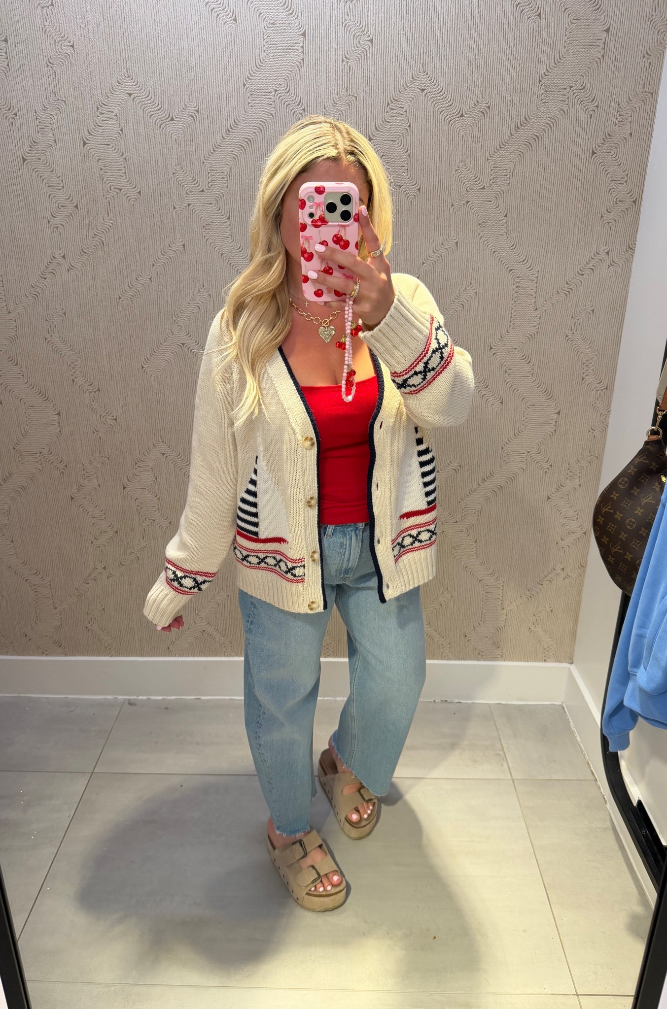 New @abercrombie finds
Xs coastal cardigan 
Bee free tanks 
Barrel jeans 