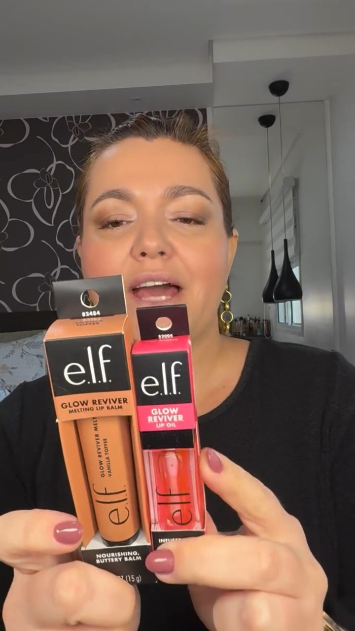 Lip balm ou lip oil? Testei os dois da @elfcosmetics e conto tudo!

Usei o Glow Reviver Melting Lip Balm na cor Vanilla Toffee e o Glow Reviver Lip Oil na cor Pink Quartz — e apesar de ambos deixarem os lábios lindos e hidratados, cada um tem seu momento!

O lip balm tem uma textura mais cremosa, ideal pra quando os lábios estão ressecados. Ele trata, protege e ainda dá um toque de cor e brilho suave. A cor Vanilla Toffee é perfeita pro dia a dia, com aquele tom caramelo chique que combina com tudo!

Já o lip oil entrega um brilho molhado incrível, com acabamento espelhado e sensação super leve nos lábios. Tem óleo de damasco na composição! O Pink Quartz dá aquele toque rosado saudável e fresh — perfeito pra dar um glow instantâneo!

Os dois são super confortáveis e deixam os lábios com cara de cuidados e bem tratados. Agora me conta: você é #TeamLipBalm ou #TeamLipOil?

#LipBalmVsLipOil #elfcosmetics #elfglowreviver #VanillaToffee #PinkQuartz #LipCare #BelezaReal #makeglow