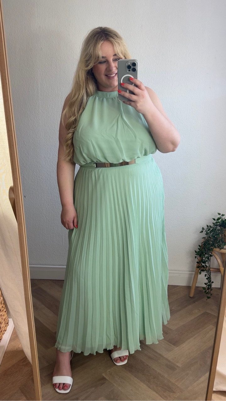 Festliches Kleid 💚

#plussizefashion #dress #kleid #curvy

#LTKdeutschland #LTKplussize #LTKkleider