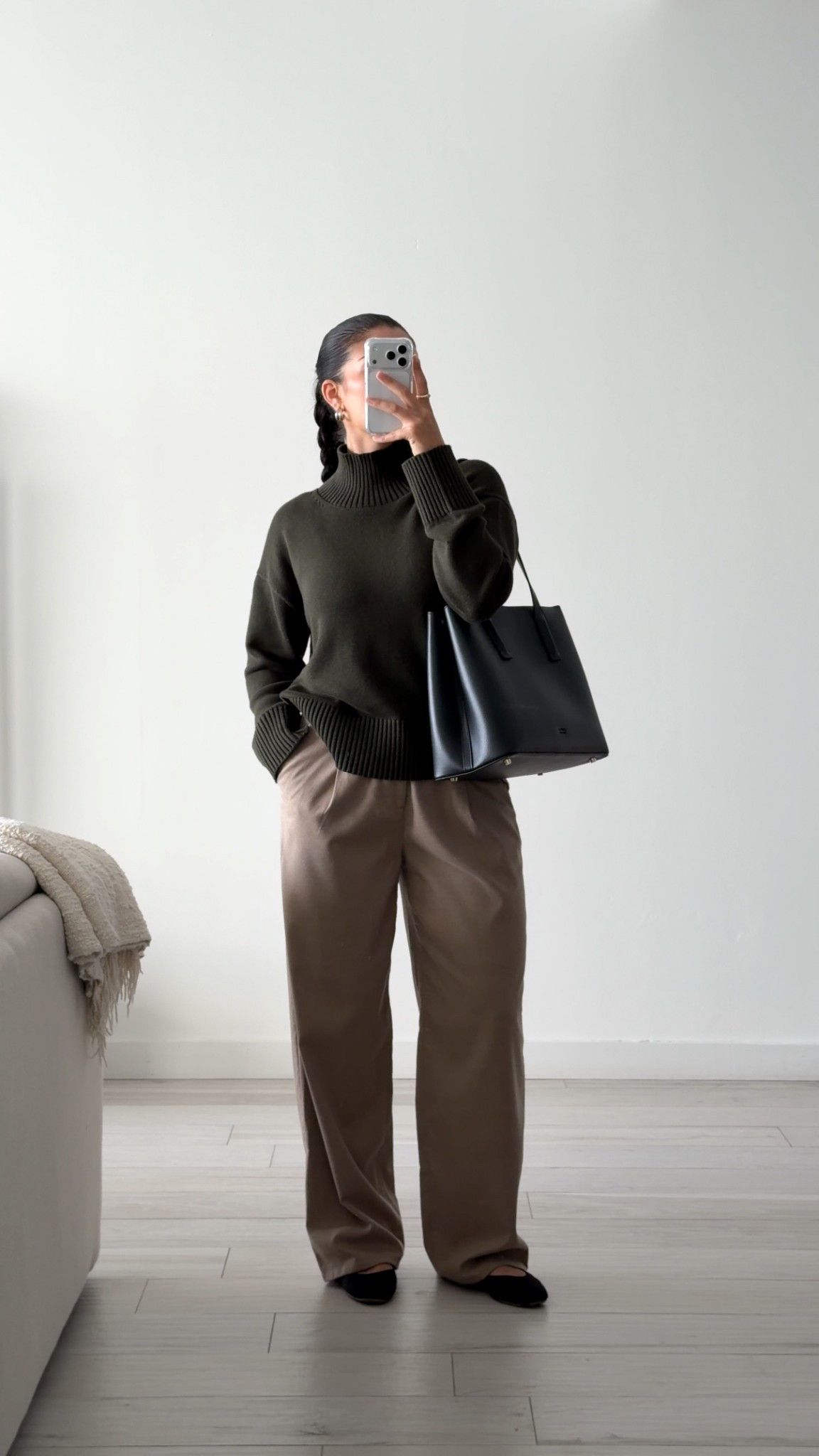 workwear ootd —

details:
sweater @everlane 
pants @urbanoutfitters 
shoes @rothys 
bag @frejanyc 

#workwear #officeoutfit #workingmom