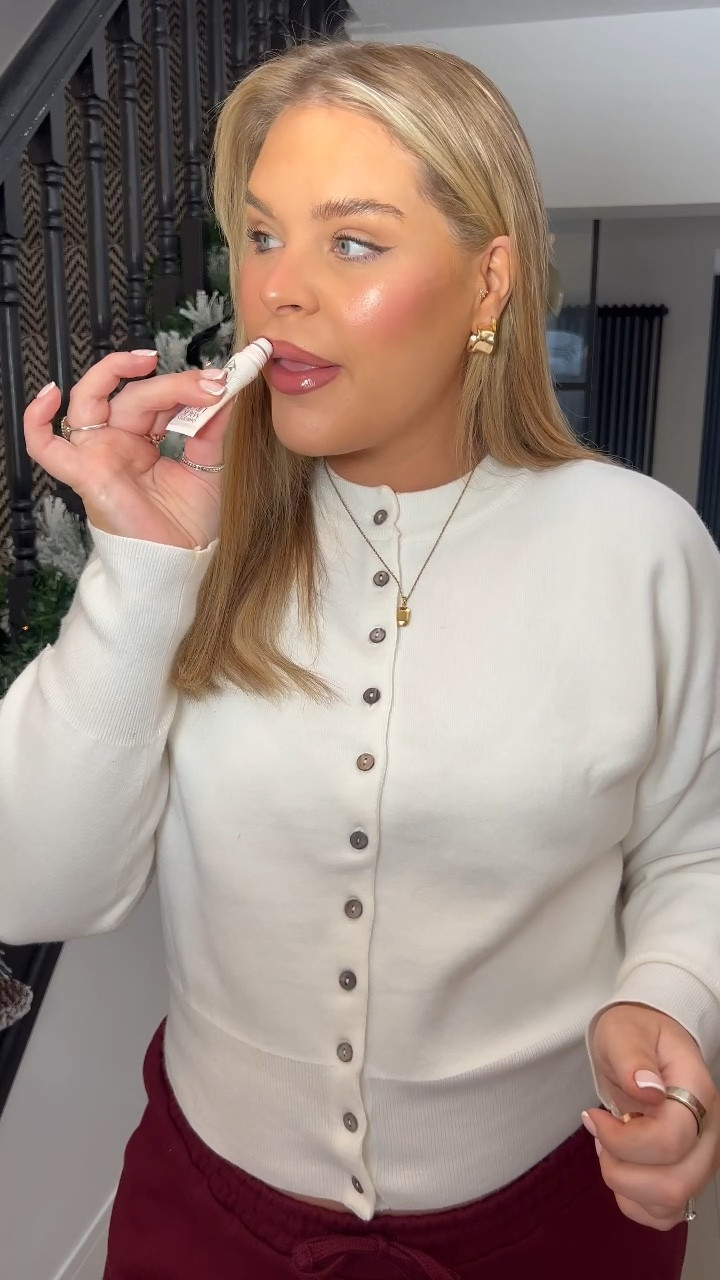 Comfy outfit. Casual outfit. Burgundy. Joggers. Pregnant style. Curve fashion. Streetstyle. Mum style. Cardigan. Sambas. Size 18. ASOS. 

#LTKeurope #LTKcurves #LTKstyletip