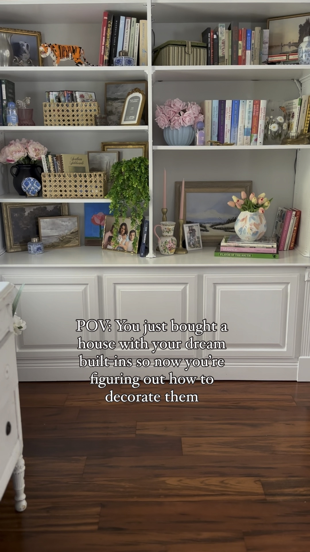 Styling my living room built-ins 🩵💙

Home decor, chinoiserie, vase, living room decor, faux flowers, wall art

#LTKHome #LTKFindsUnder50 #LTKVideo