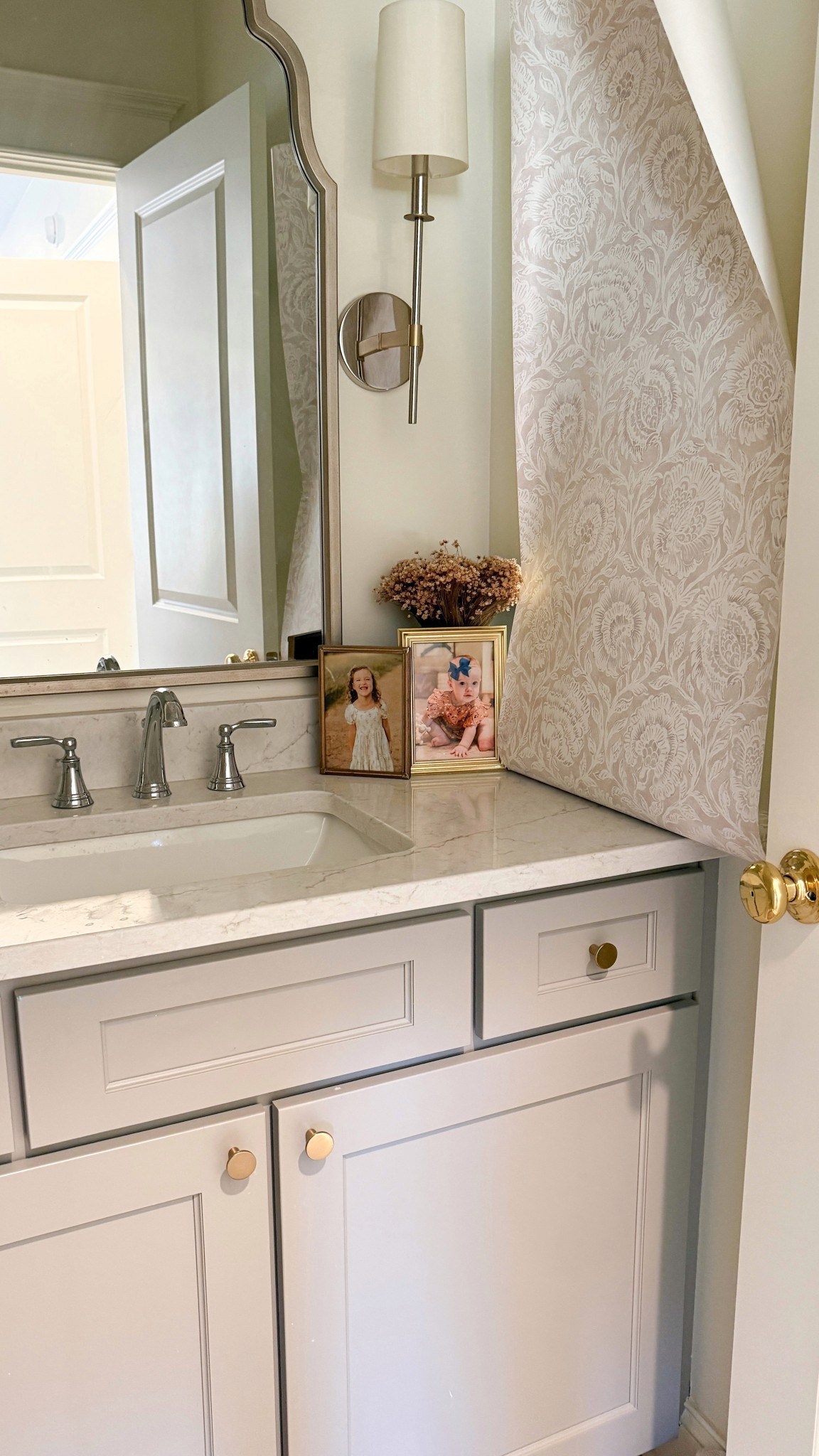 Testing out wallpaper in my daughter’s bathroom and I think this Aliviya Wheat Wallpaper from Wallpops is just perfect! It’s just the perfect shade of soft pink with subtle pattern that I think will look good now and 10 years from now 💕