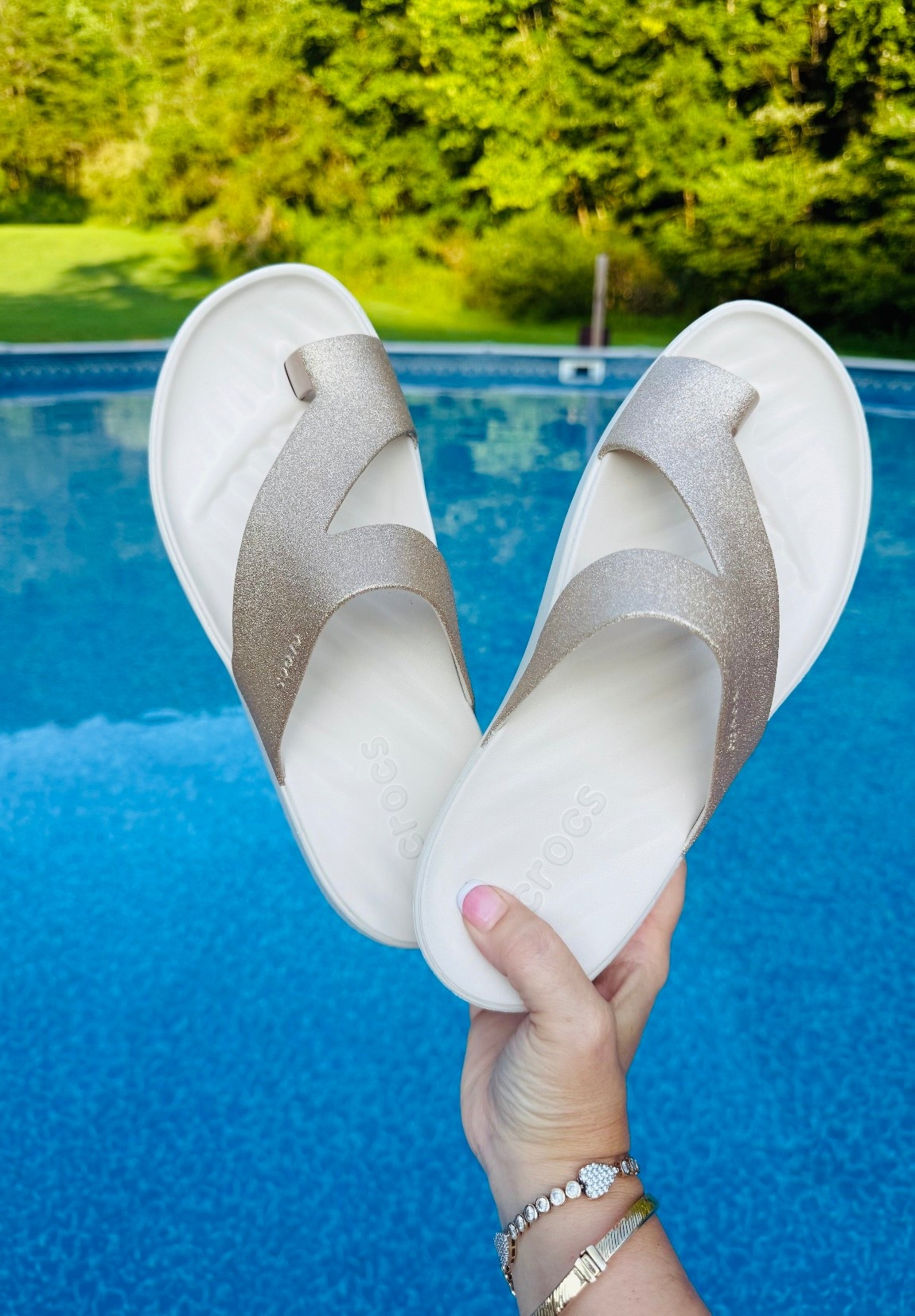 Pool days are easy with these Getaway Toe Loop Sandals. Of course, I wanted a little sparkle for the summer days ahead! The best part, they're so lightweight, you will want to wear them everywhere! #ad #CrocsPartner @Crocs

➡️”Feels like Nothing at All" Free Feel Technology™
➡️FLEXIBLE Moves with you and your every step. 
➡️Sink-in soft Croslite™ footbed