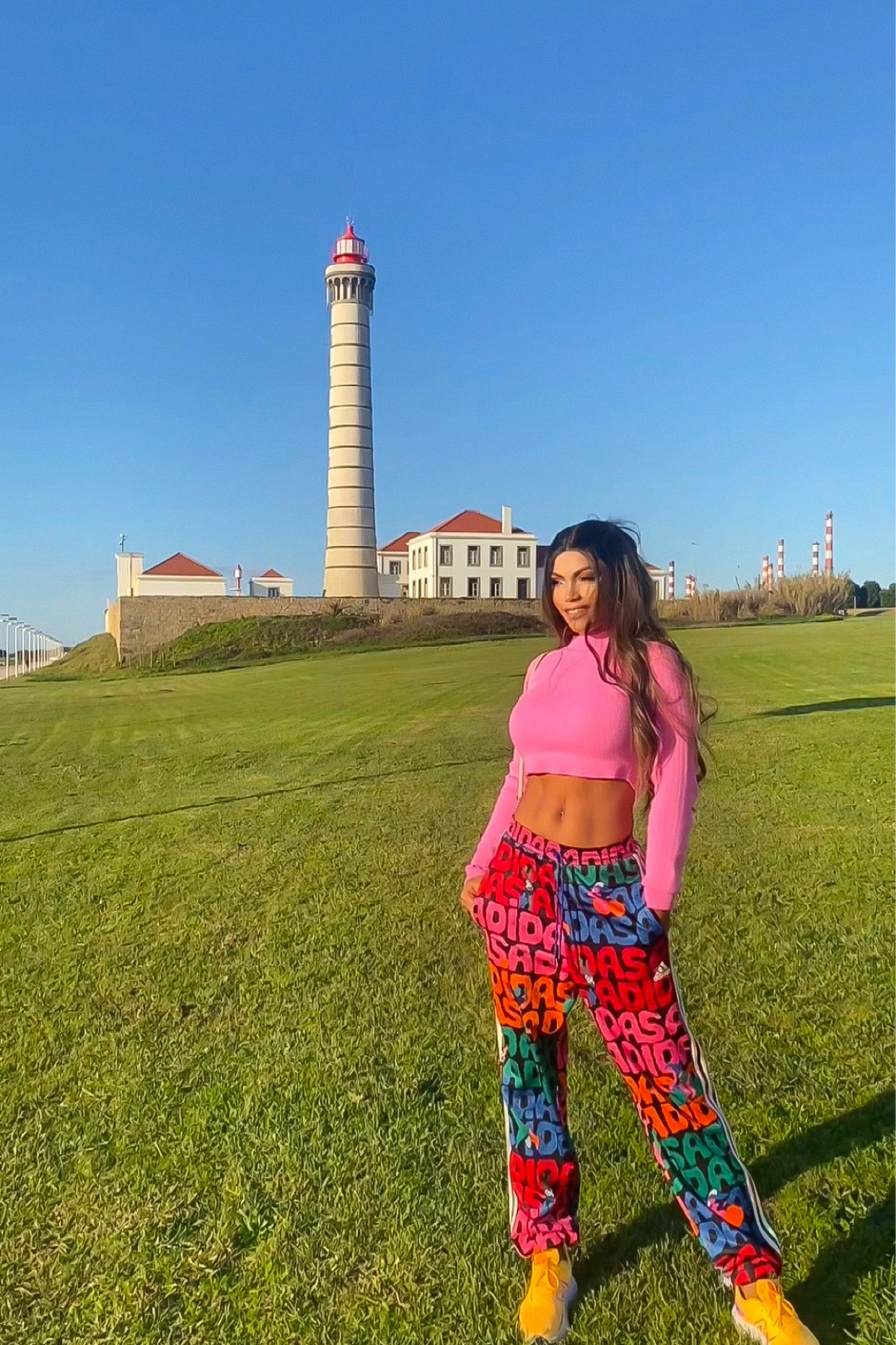 Adicione um toque de cor tropical ao seu guarda-roupa de treino com estas calças de fato de treino adidas x FARM Rio. Coloque o seu telemóvel num bolso lateral, ponha a música a tocar e faça bater o seu coração. O AEROREADY combate o suor, para que se mantenha seco e se sinta fresco.  Fabricado com materiais 100% reciclados, este produto representa apenas uma das nossas soluções para ajudar a acabar com os resíduos de plástico.

#LTKbrasil #LTKfitness #LTKSeasonal