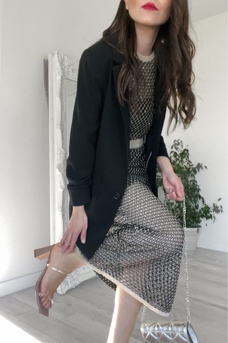 Black blazer outfit with a bit of spark ✨💄

Sparkly skirt
Sparkly top
Metallic top
Metallic skirt
Nye outfit
New years outfit 
Party outfit 
Midi metallic skirt
Holiday outfit 

#LTKunder50 #LTKunder100 #LTKstyletip
