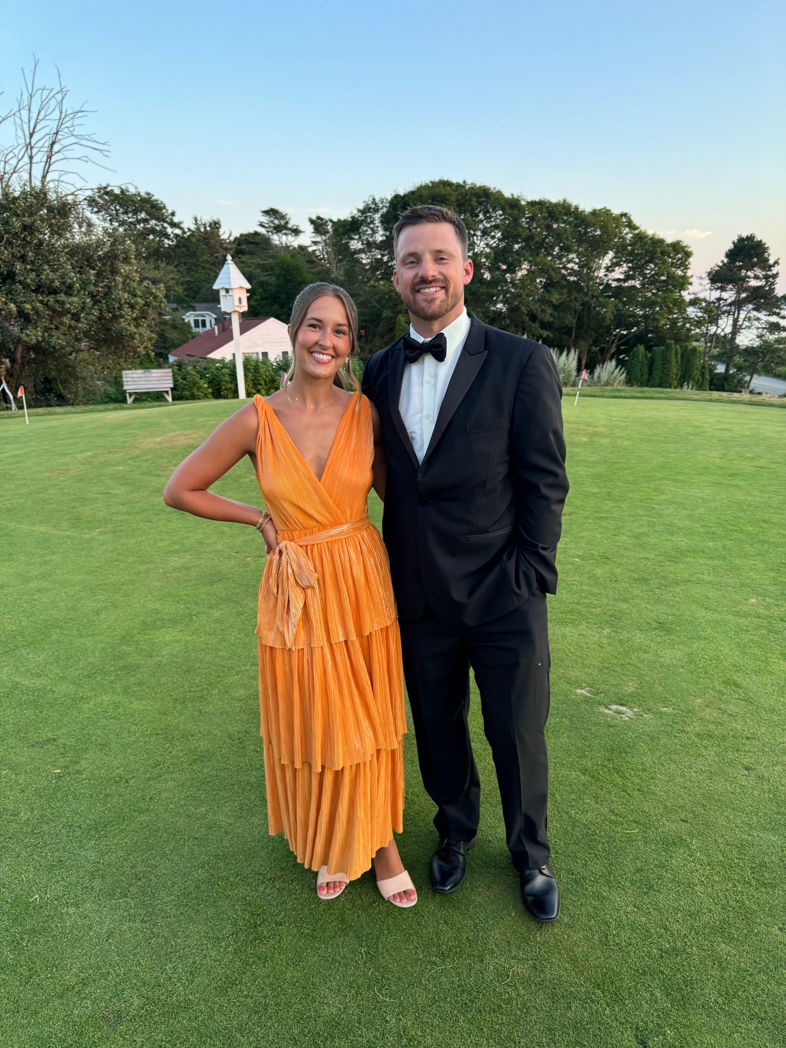 I got a size S but i’d say it runs big and I had to get the straps tailored for be shorter and the front see shut slightly so it wasn’t as low cut!