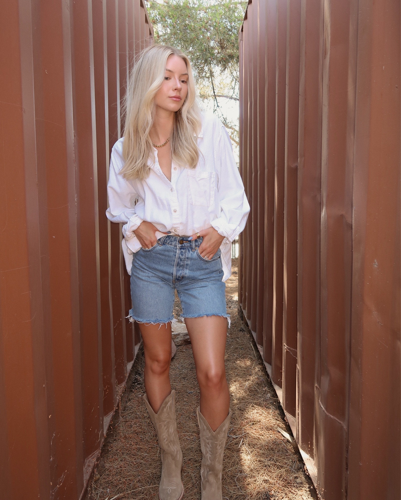 shorts | rollas *mine no longer available*
button up | target
boots | boot barn *i linked my boots dupe and they are under half the price!!*