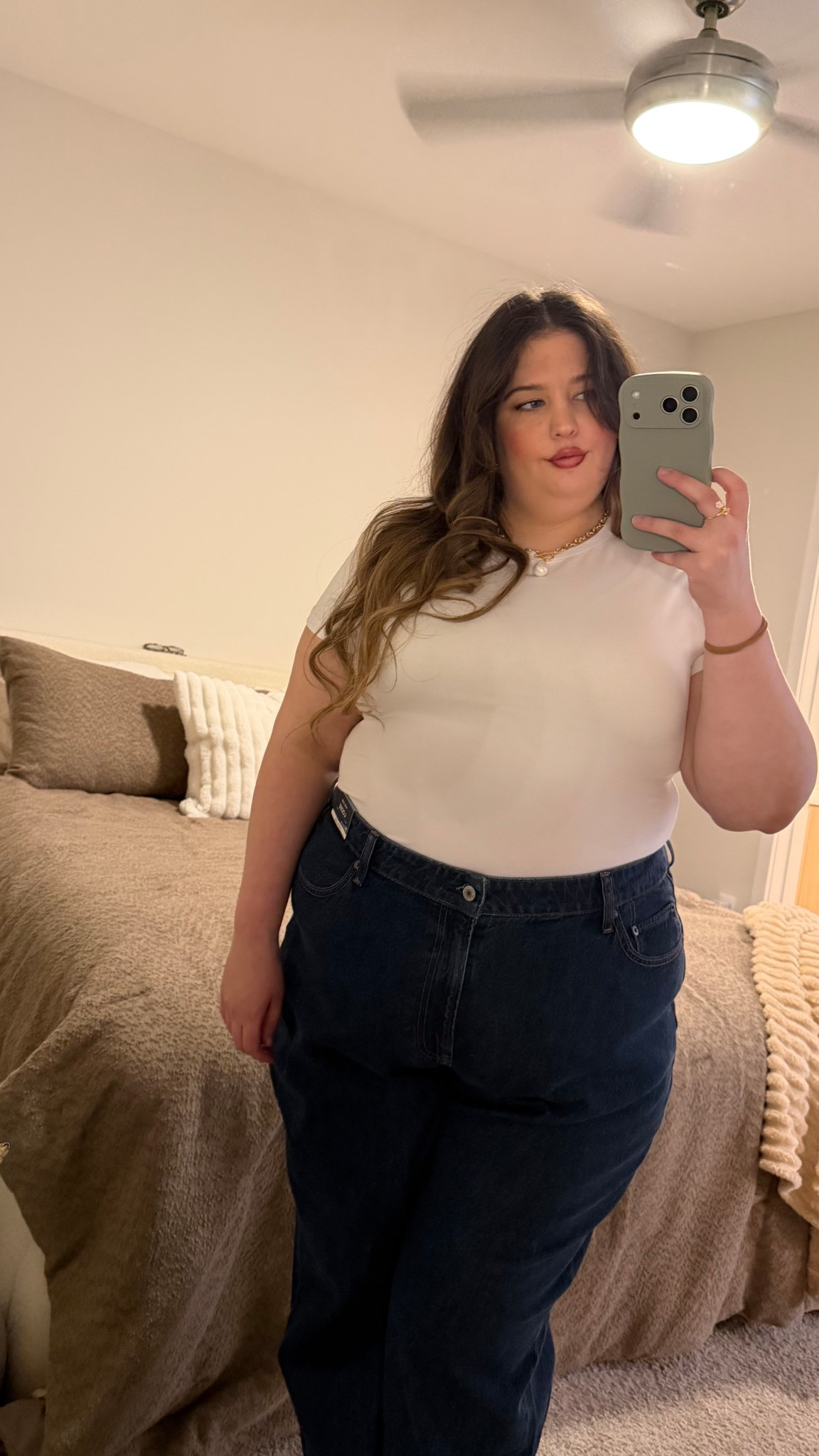comfiest tee shirt ever ☁️ 

wearing size XXL in t shirt & 36 in jeans (swapping for the short cut instead of reg)