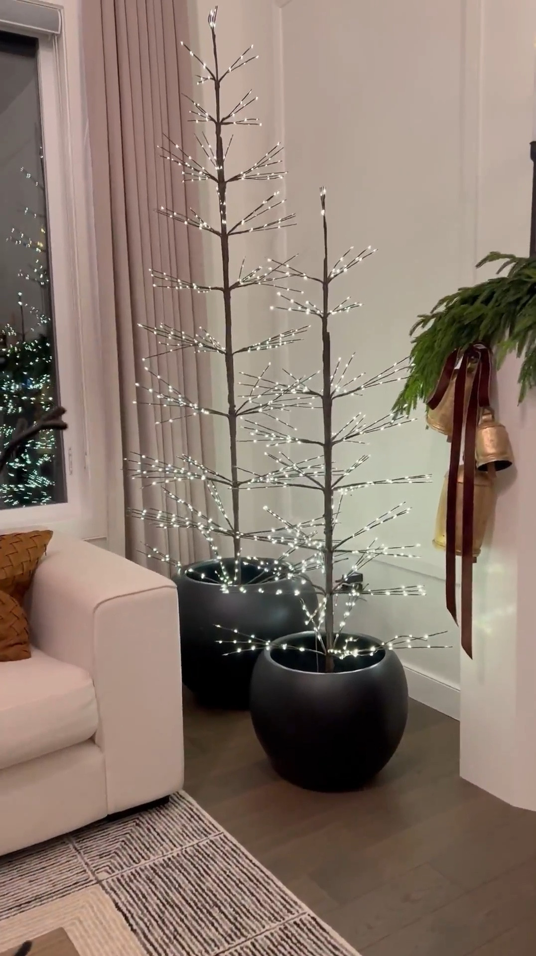 Hey friend! Shop my twinkle lights from Pottery barn ☺️ The planters are size medium and large 💕🫶🏽#LTKHoliday 

#LTKHome #LTKSaleAlert