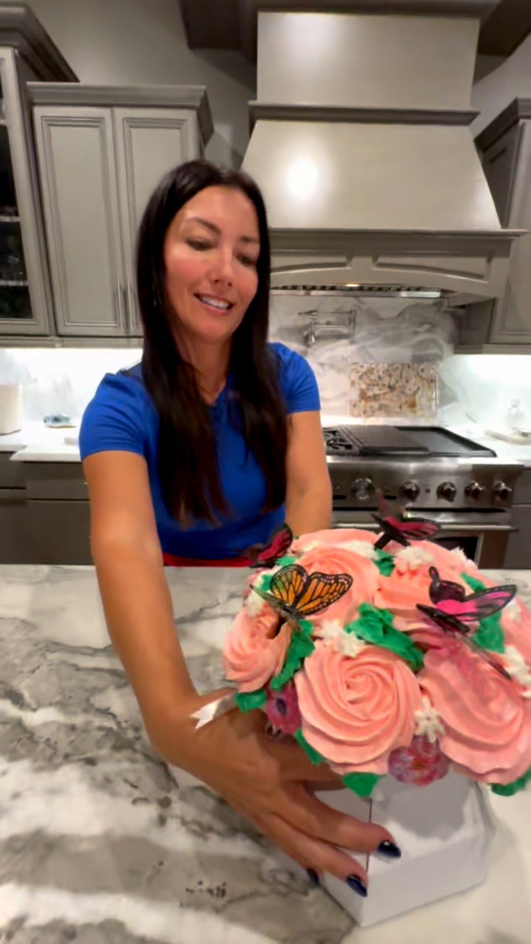 Consider this your sign 💘
The cupcake bouquet is cute, delicious, and under $20. Say less. 