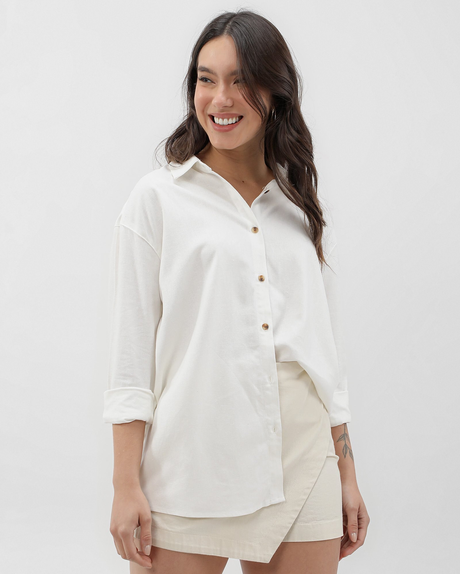 Camisa feminina regular viscolinho off-white | Pool by Riachuelo | Riachuelo (BR)