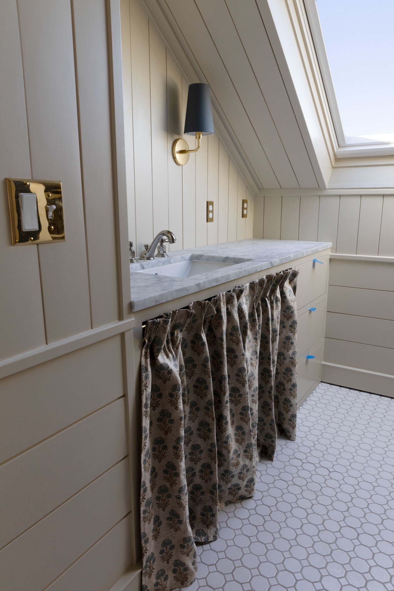 Cabinet skirt is in! 🤍 

I’ve been wanting to use a cabinet skirt for a while now and this was the right spot. More details are on www.thegritandpolish.com including dimensions and more photos.

Finish is unlaquered brass (aged brass on lights)
Paint color is F&B Off White (matched by SW)

#LTKHome