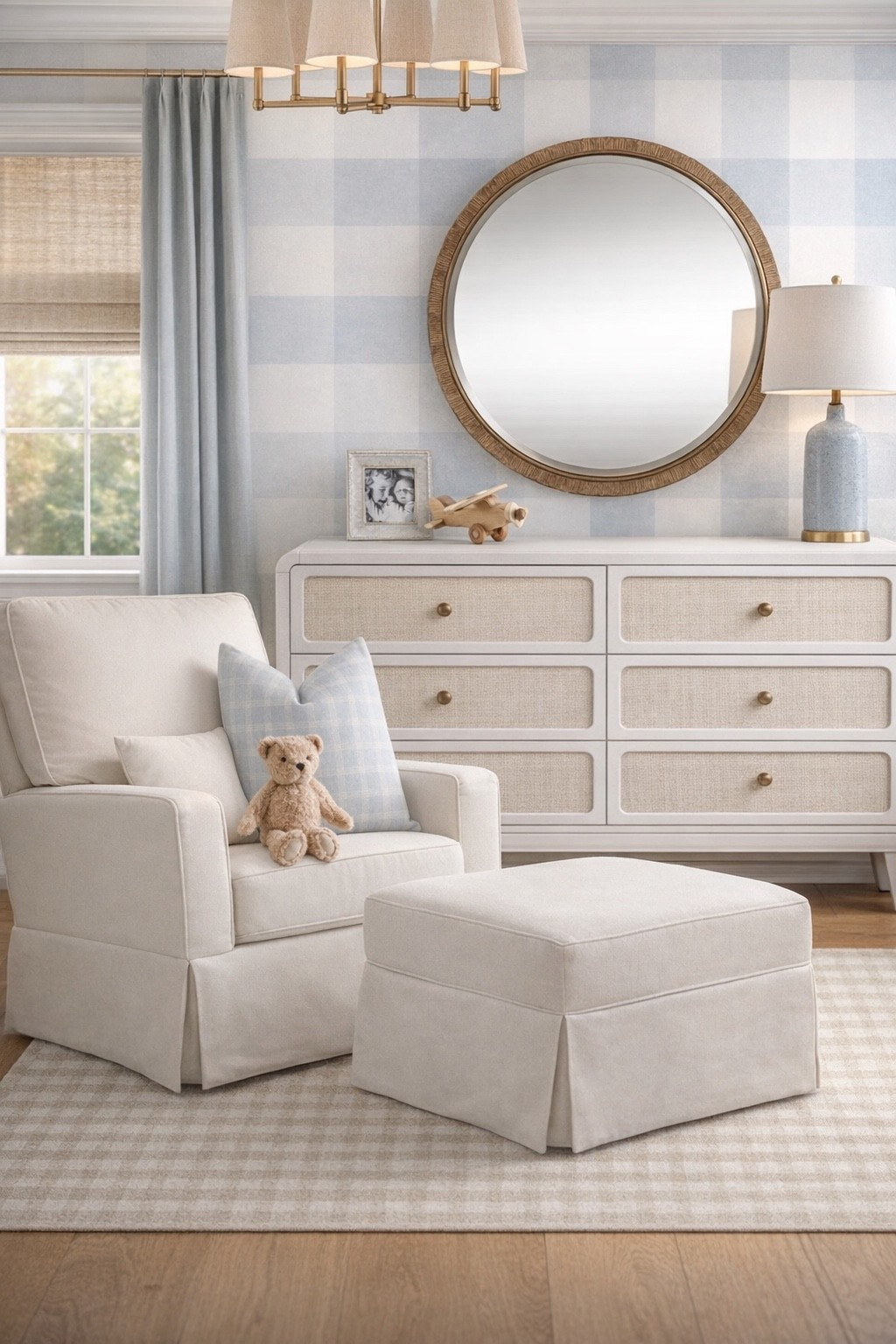 From baby boy to little guys this blue and white space is the sweetest 

#boys #bedroom #nursery #wallpaper 