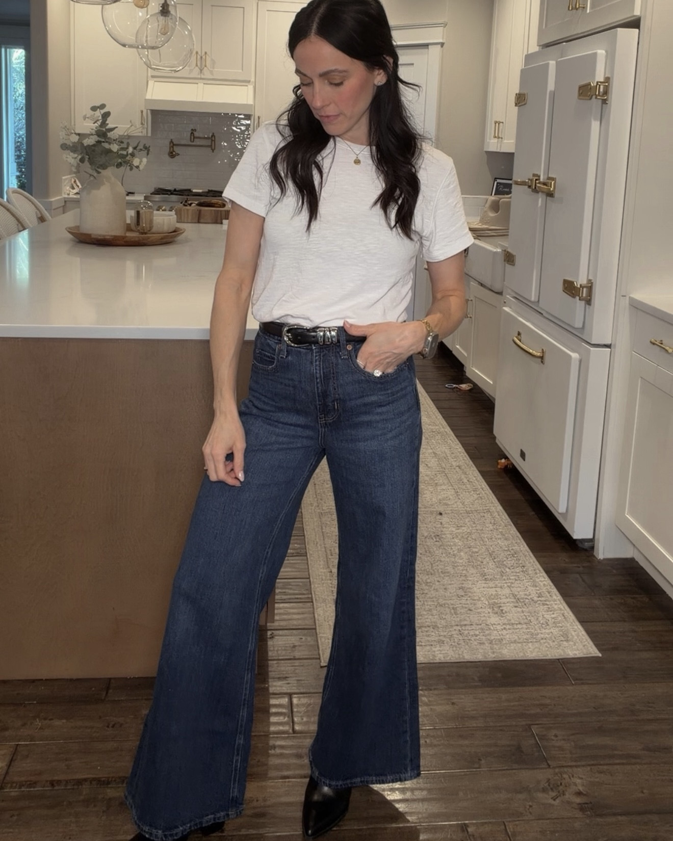 Capsule wardrobe staple - a good white tee. I like to have one that’s a little more fitted for a polished look & another that is a little looser for my more casual outfits. I love how easy it is to dress up or down a plain white tee. This is an absolute must for any capsule wardrobe 👏🏻

#LTKMidsize #LTKgrwm #LTKootd