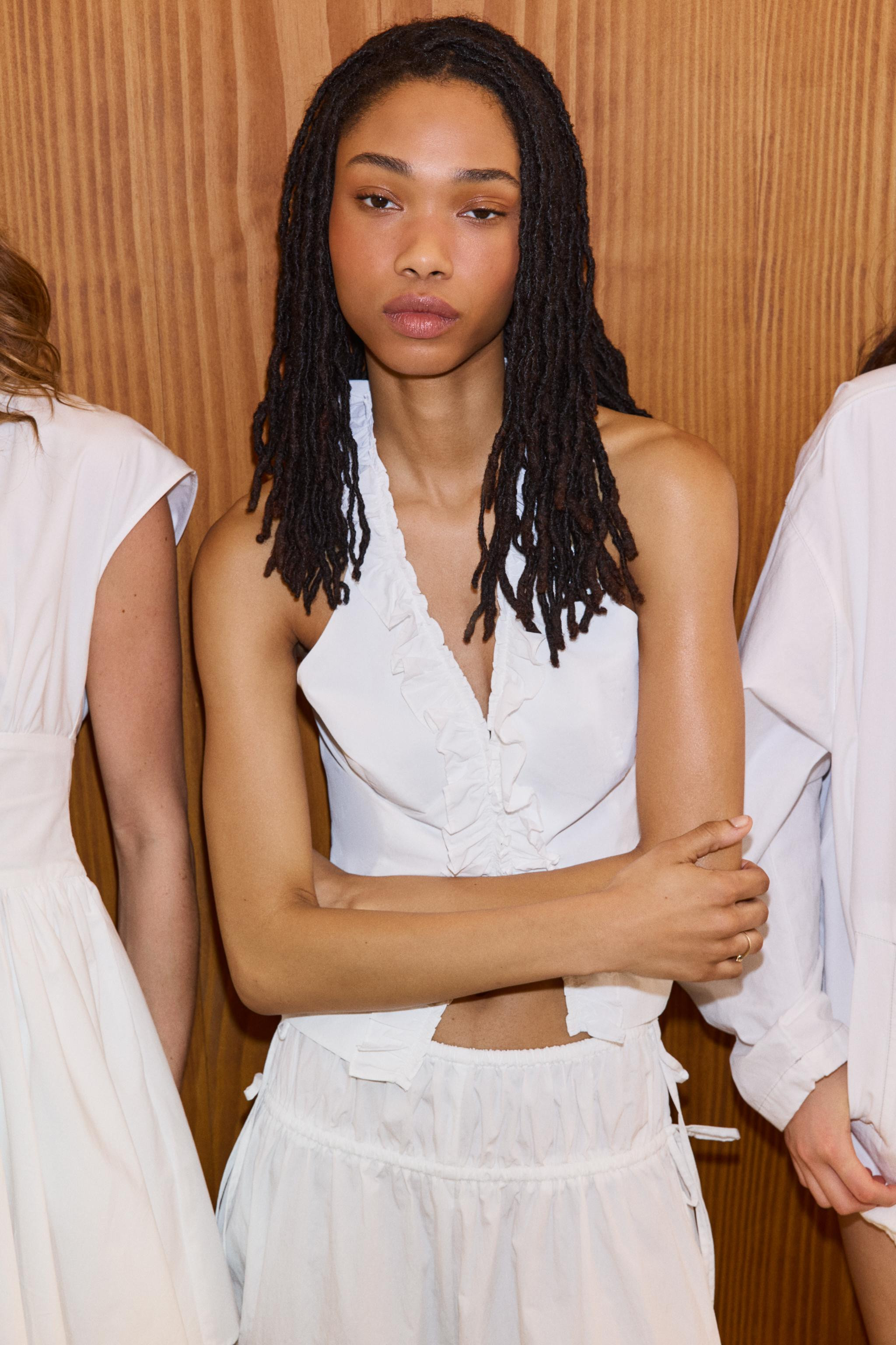 Fitted V-neck sleeveless top. Ruffle detail. Hidden front button closure. | Zara US