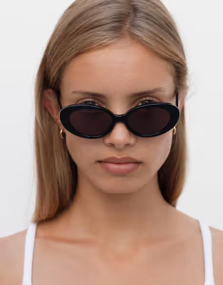 Lu Goldie Jeanne round sunglasses in black | ASOS (Global)