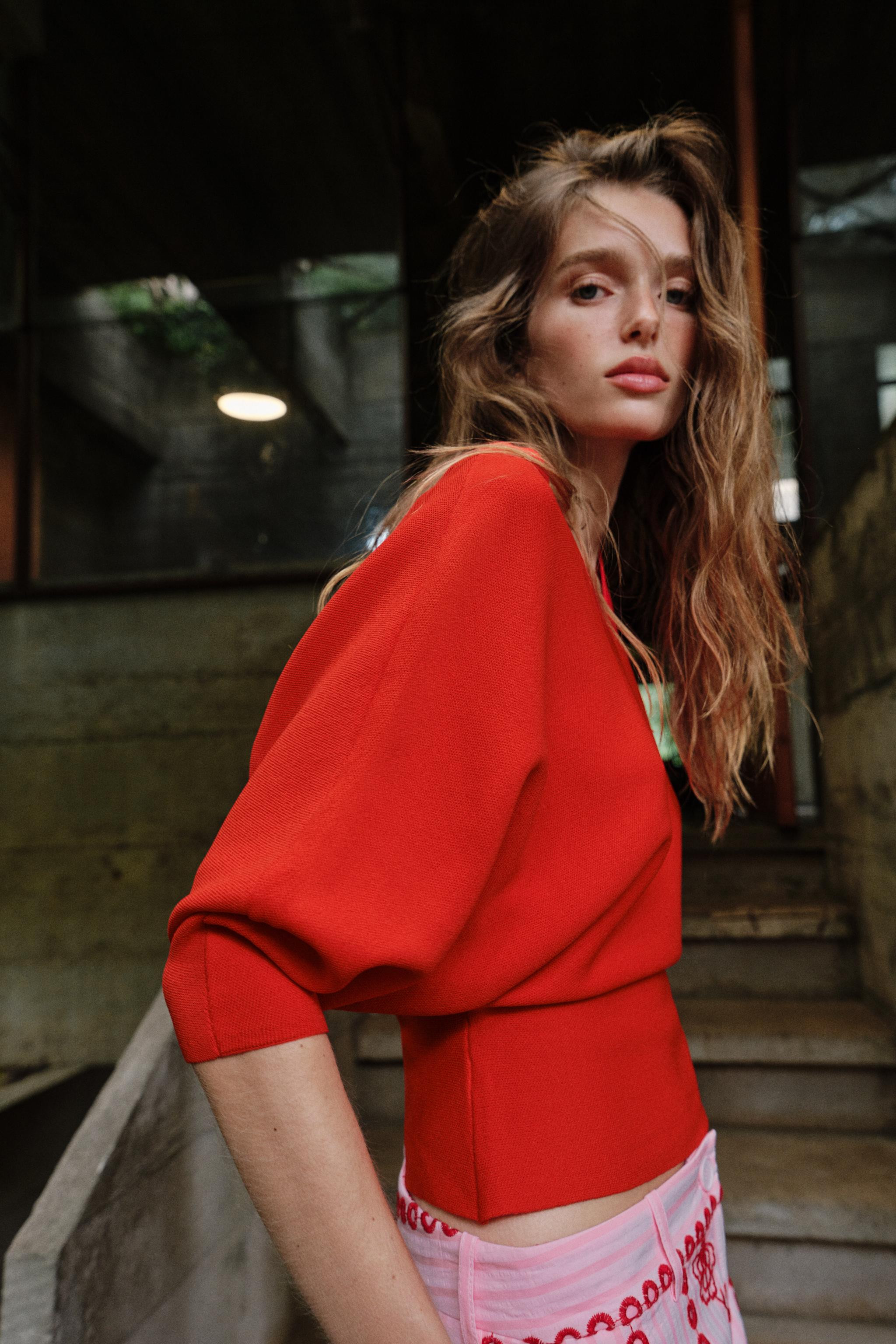 V-neck jumper at front and back. Puff sleeves below the elbow. | Zara US