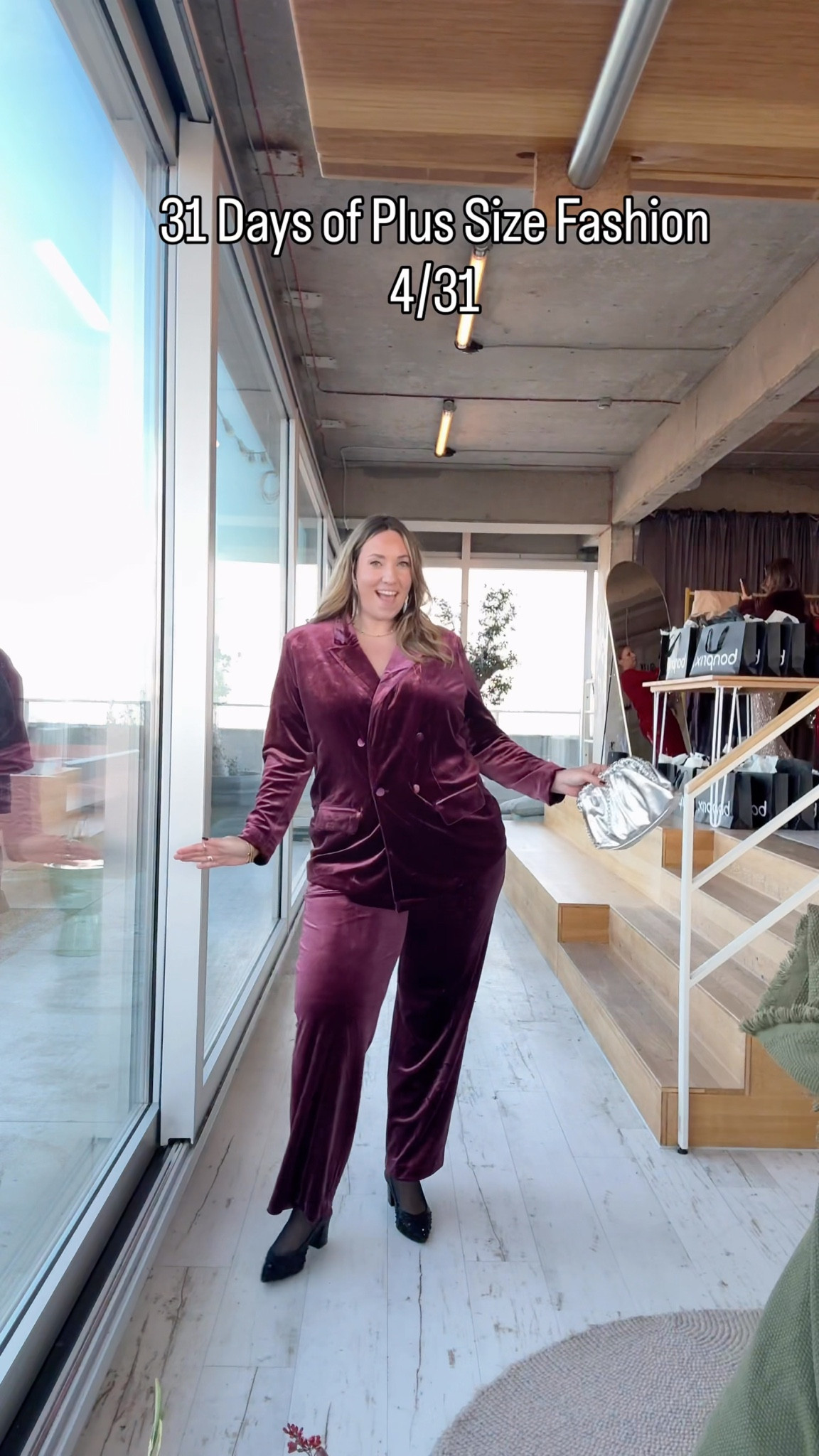 31 Days of Plus Size Fashion – 4/31 💞 Werbung 
Heute bin ich gemeinsam mit @bonprix und @ltk.europe in Köln bei einem kleinen Christmas Get-Together – und das ist mein Look of the day: ein wunderschöner, samtiger Hosenanzug in Bordeaux der einfach perfekt in die Vorweihnachtszeit passt.
Im Reel seht ihr auch zwei absolute Herzmenschen: @beauty.has.no.size und @sissihardenberg 
Na, was sagt ihr zu meinem Look und dem kleinen Gastauftritt? 🎄💫