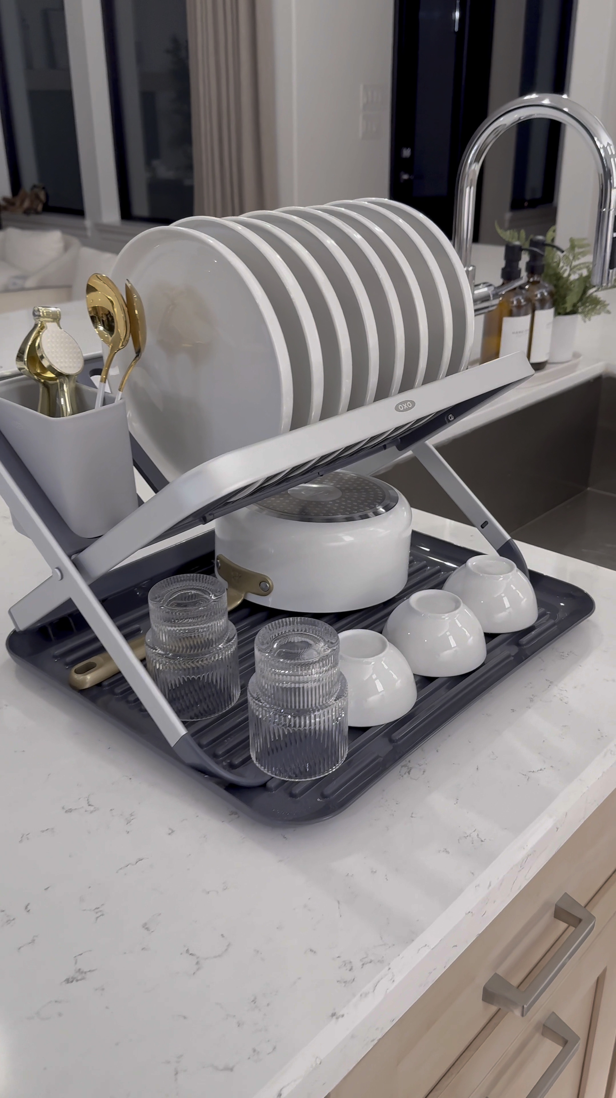 Comment: Kitchen 

#walmartpartner 

I love products that serve both Functionality + Esthetics 🥰.. and at @walmart I found:  
The most versatile Dish Rack…it is the … it is rust proof and holds items of all sizes! I also got matching oven mitts and pot holders , and a soap dispensing cleaning brush. 

@Shop.LTK #liketkit #IYWYK #walmarthome

#LTKHome #LTKVideo #LTKStyleTip