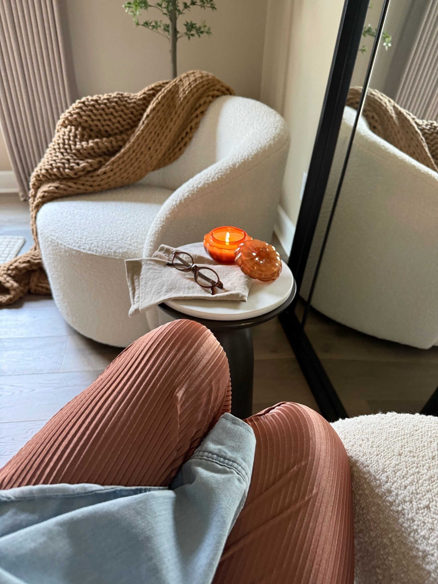 Cozy corners 🤎🍂




#officedecor #cozycorner #homeoffice #falldecor #moodyoffice #bouclechair #pumpkincandle

#LTKSeasonal #LTKHome