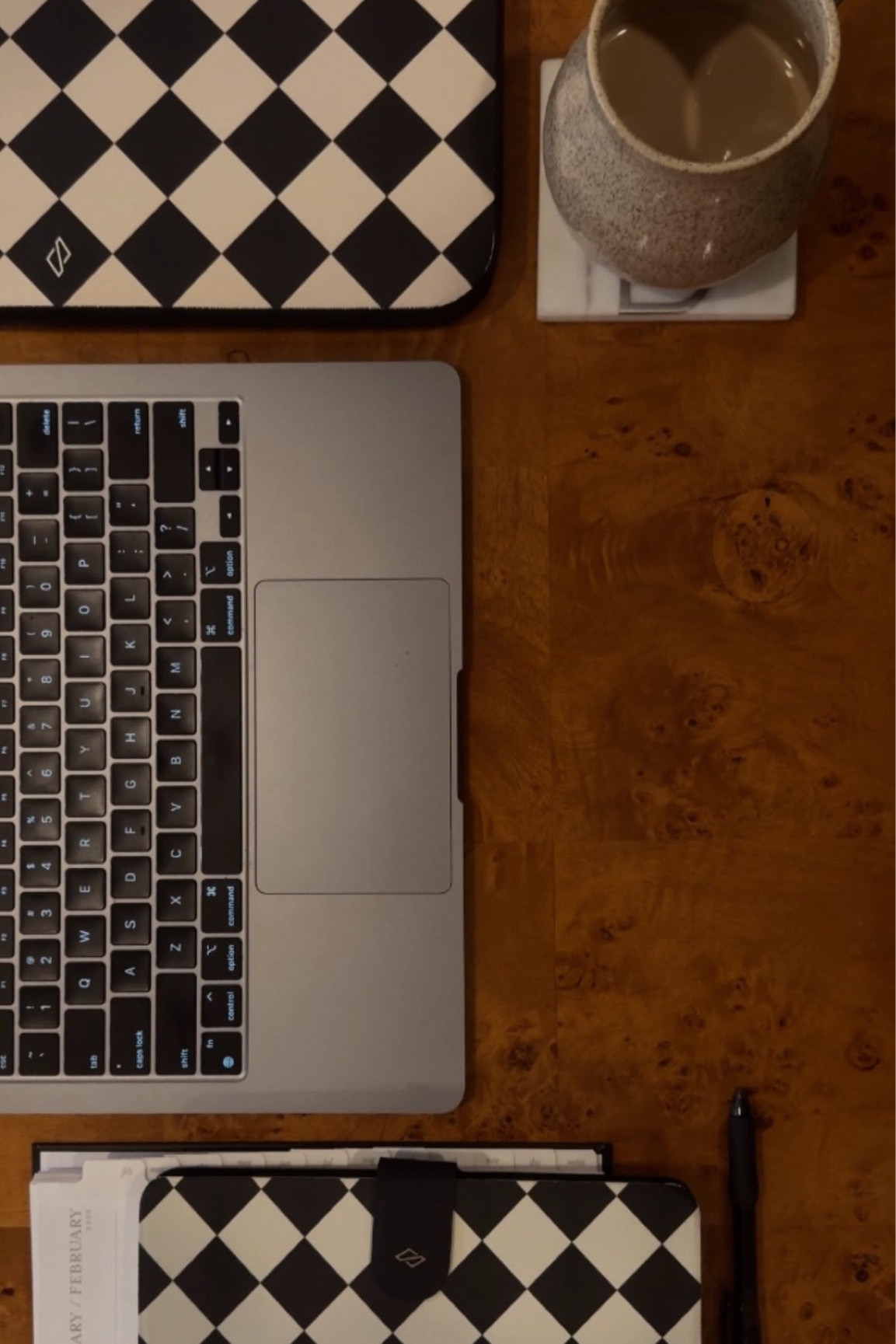 Loves a morning routine 🌞 featuring the chicest tech accessories @burgaofficial
.
.
. 
#morningroutine #careergirls #corporategirlies #businessowner