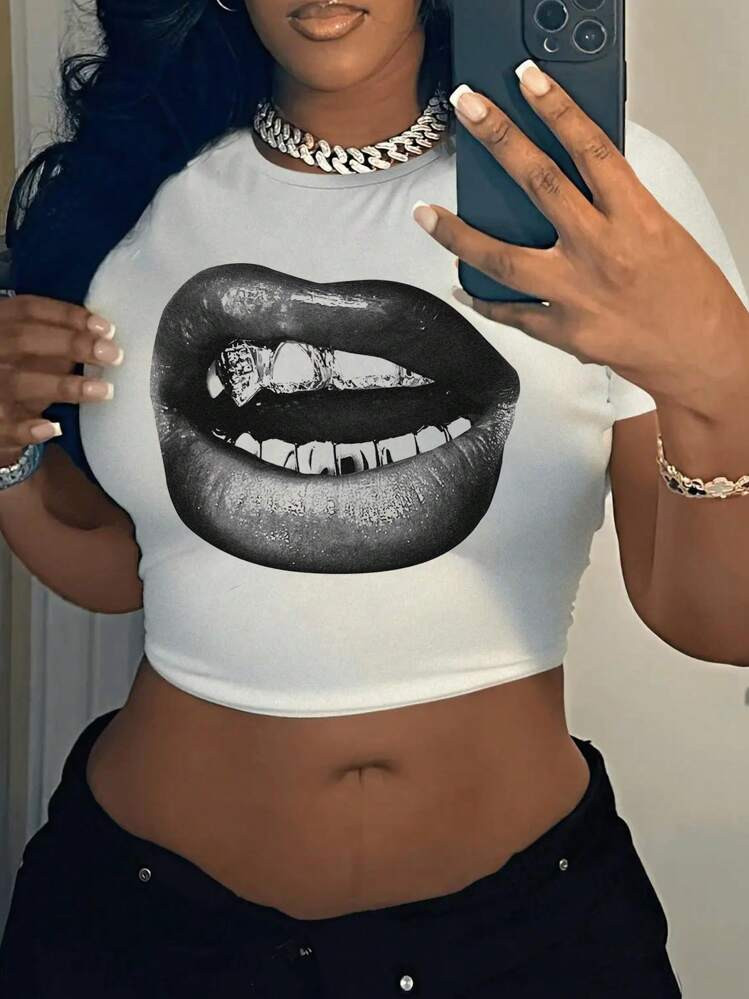 Slaydiva Casual Minimalist Lip Print Crew Neck Short Sleeve Cropped Tight Fitted Plus Size Women T-Shirt Pullover, Suitable For Summer Suitable For Going Out | SHEIN