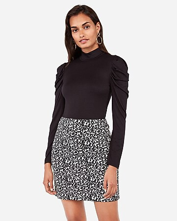 high waisted textured leopard mid-thigh skirt | Express