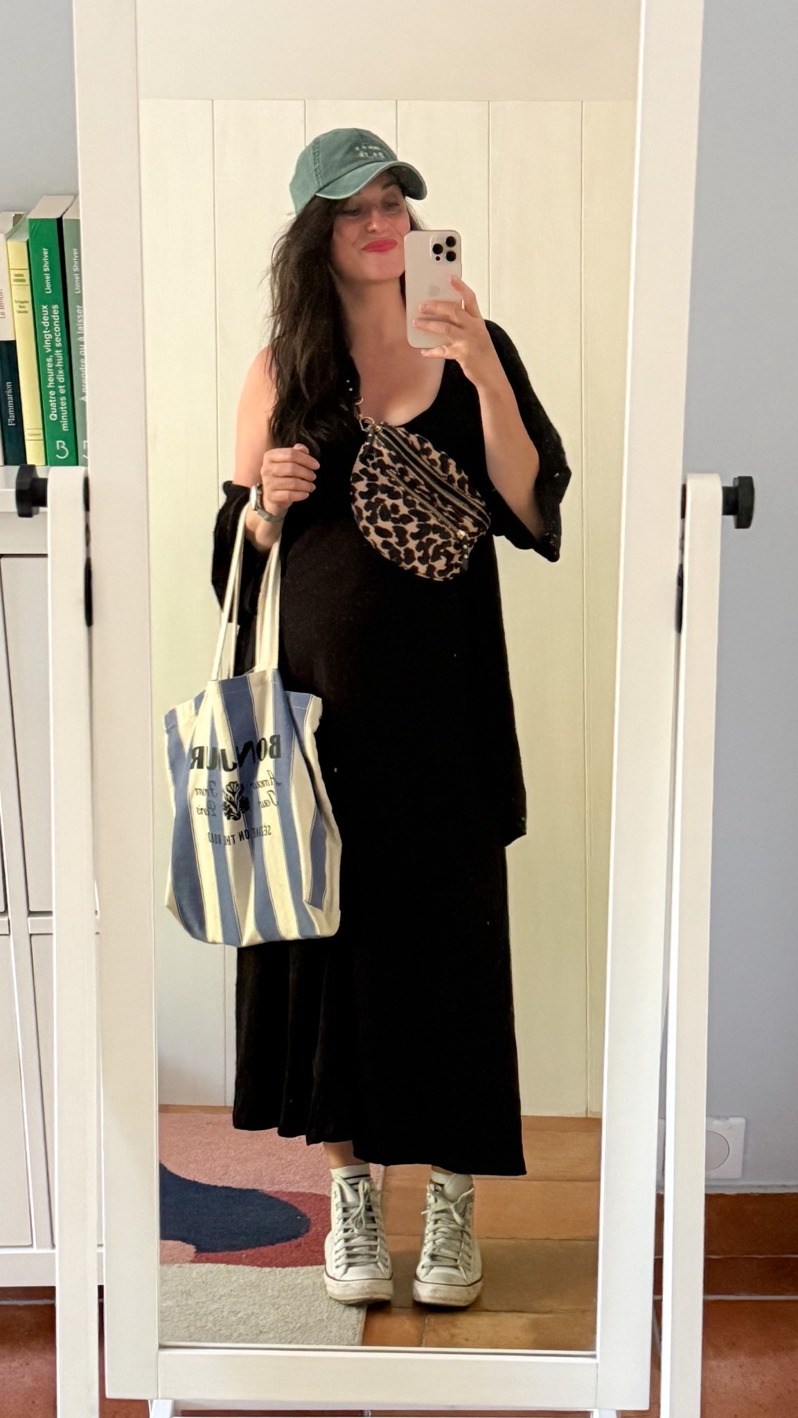 • Casquette verte #hm (en lien)
• Gilet ajouré noir #benetton 
• Robe débardeur noire #monoprix (en lien)
• Banane léopard #petitemendigote (similaire, en lien)
• #converse en cuir blanc (en lien)
• Tote bag rayé #sezane (similaire, en lien)
• Rouge à lèvres semi-mat « Defiant coral » #esteelauder (en lien)

#LTKfrance #LTKmidsize