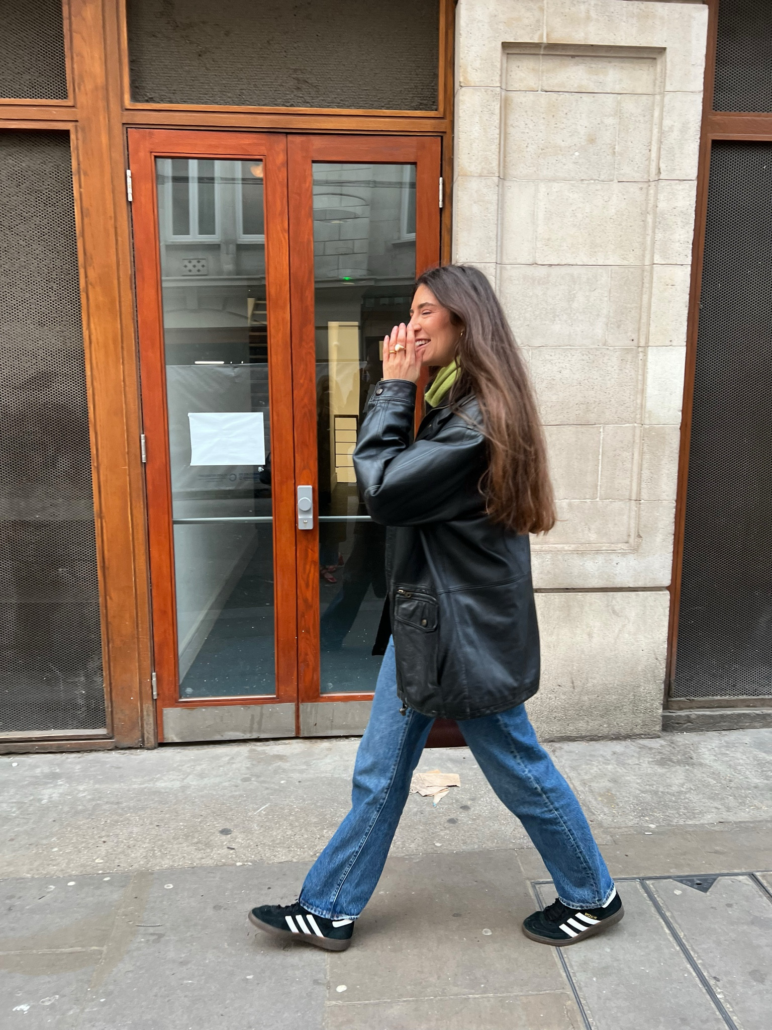 In the city 🏙 

Streetstyle, oversized leather jacket, vintage style, adidas, adidas spezial, Levi’s, jeans, 501s