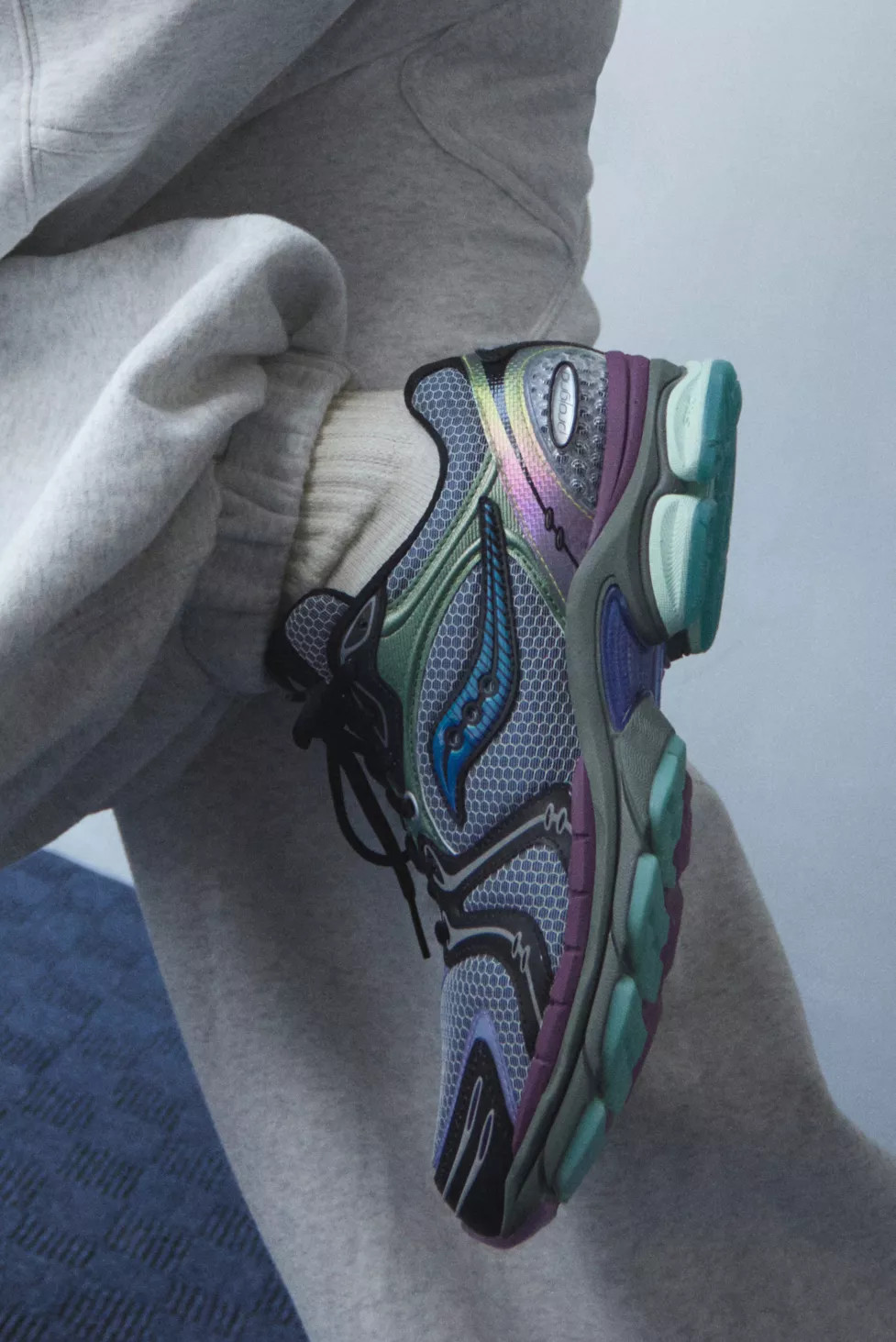 Saucony Men's ProGrid Triumph 4 Sneaker | Urban Outfitters (US and RoW)