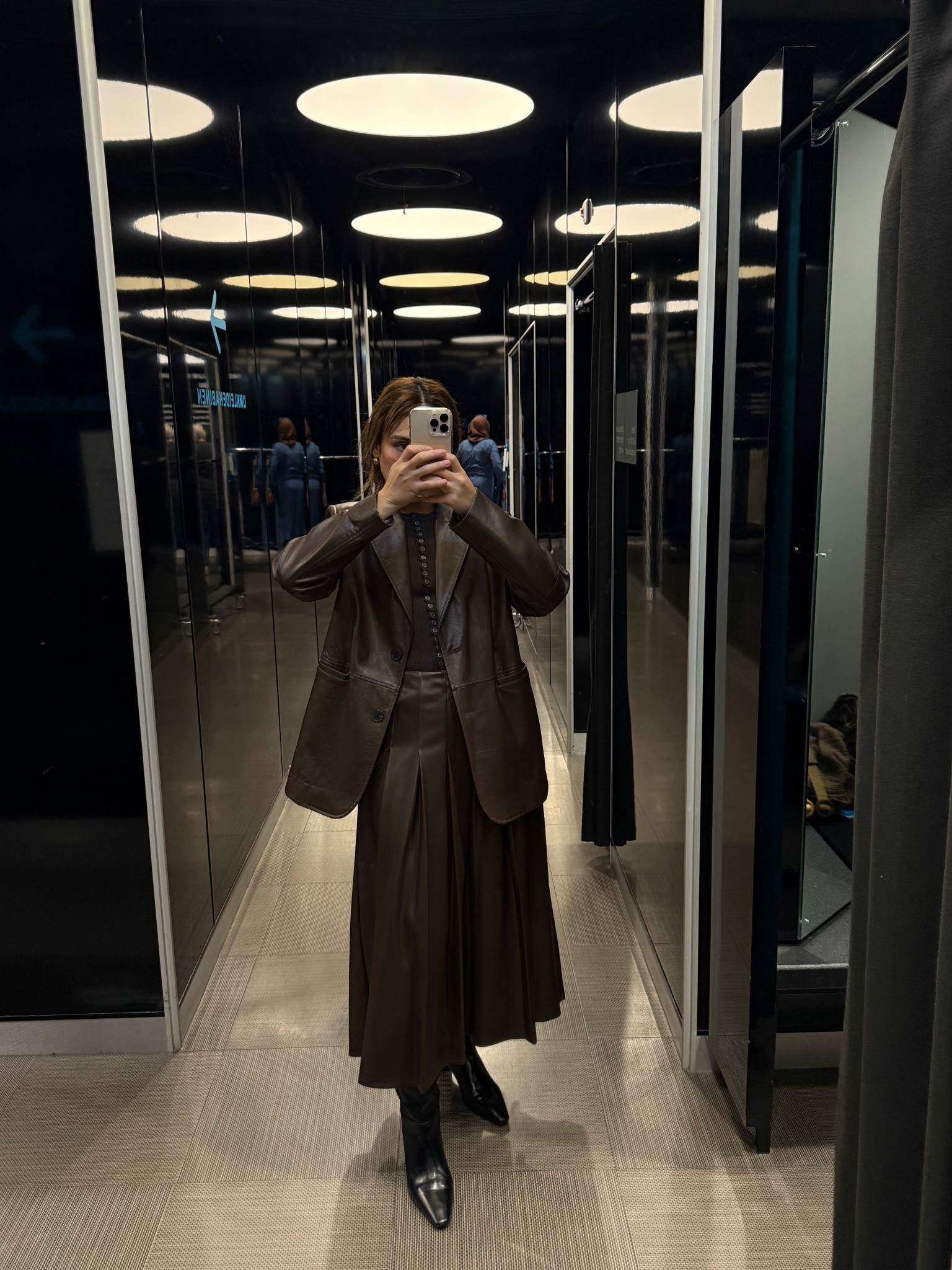 Obsessed with trendy leather skirt for stylish work day or coffee date 

#LTKeurope #LTKdeutschland #LTKwinter